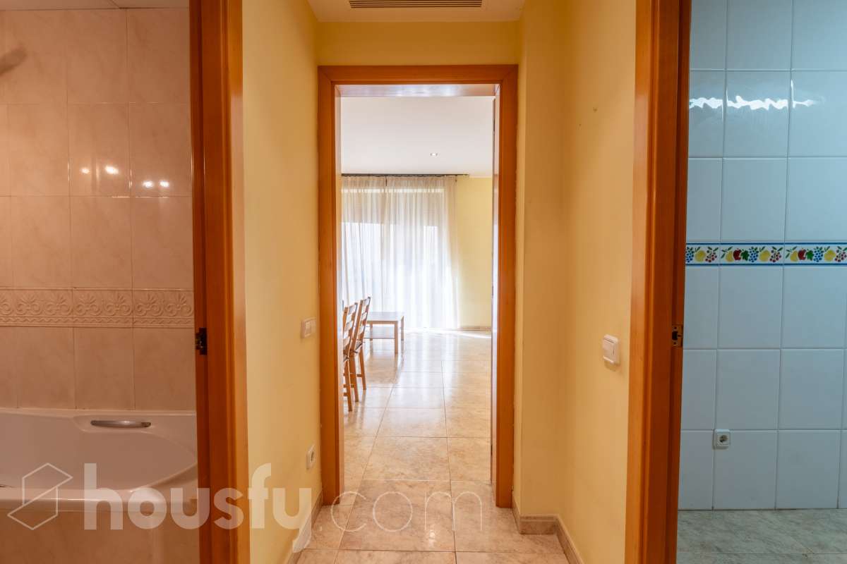 Housfy vende 🏡 luminoso piso en el corazón de Vilanova i la Geltrú Si buscas vivir en pleno centro esta es tu oportunidad. Magnífico piso situado junto a la Plaça de la Vila y la calle Sant Sebastià en una de las zonas más cotizadas de Vilanova i la Geltrú con todos los servicios comercios restaurantes colegios transporte público y la playa a pocos minutos. La vivienda está lista para entrar a vivir y destaca por su luminosidad sus techos altos y sus tres balcones que aportan un gran encanto. Dispone de dos habitaciones con armario empotrado de cuatro puertas en el dormitorio principal y un segundo armario empotrado en el pasillo que ofrece un práctico espacio de almacenamiento para la segunda habitación. La cocina independiente de 10 m² tiene salida a lavadero. El piso cuenta con un baño completo aire acondicionado y calefacción por conductos y se encuentra en una primera planta con ascensor. Una vivienda cómoda elegante y funcional ideal tanto como residencia habitual como para quienes buscan una inversión en una ubicación privilegiada del centro de Vilanova i la Geltrú. No dejes pasar esta oportunidad y ven a visitarlo Aviso legal El precio de venta no incluye gastos de la compraventa como notaría, registro, impuestos, ni tampoco honorarios agencia. Esta publicación no es vinculante. Consulta siempre la nota simple con Housfy antes de formalizar la compraventa. Sobre nosotros Housfy es la plataforma integral de servicios inmobiliarios. Nuestra combinación de expertos y tecnología pone al alcance de todo el mundo servicios cómodos, claros y seguros. AICAT número: 7922. Nos encargamos de la gestión y asesoramiento de la compra. ¡Olvídate de todo! Hacemos los trámites por ti. Y, si además necesitas financiación, ponemos a tu disposición un bróker hipotecario para ayudarte a conseguir las mejores condiciones para tu perfil económico. ¿Quieres visitarla? Contacta con Housfy y agenda tu visita sin compromiso. Más información en: housfy.com-27
