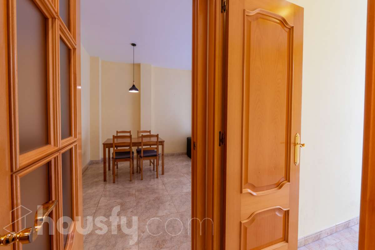 Housfy vende 🏡 luminoso piso en el corazón de Vilanova i la Geltrú Si buscas vivir en pleno centro esta es tu oportunidad. Magnífico piso situado junto a la Plaça de la Vila y la calle Sant Sebastià en una de las zonas más cotizadas de Vilanova i la Geltrú con todos los servicios comercios restaurantes colegios transporte público y la playa a pocos minutos. La vivienda está lista para entrar a vivir y destaca por su luminosidad sus techos altos y sus tres balcones que aportan un gran encanto. Dispone de dos habitaciones con armario empotrado de cuatro puertas en el dormitorio principal y un segundo armario empotrado en el pasillo que ofrece un práctico espacio de almacenamiento para la segunda habitación. La cocina independiente de 10 m² tiene salida a lavadero. El piso cuenta con un baño completo aire acondicionado y calefacción por conductos y se encuentra en una primera planta con ascensor. Una vivienda cómoda elegante y funcional ideal tanto como residencia habitual como para quienes buscan una inversión en una ubicación privilegiada del centro de Vilanova i la Geltrú. No dejes pasar esta oportunidad y ven a visitarlo Aviso legal El precio de venta no incluye gastos de la compraventa como notaría, registro, impuestos, ni tampoco honorarios agencia. Esta publicación no es vinculante. Consulta siempre la nota simple con Housfy antes de formalizar la compraventa. Sobre nosotros Housfy es la plataforma integral de servicios inmobiliarios. Nuestra combinación de expertos y tecnología pone al alcance de todo el mundo servicios cómodos, claros y seguros. AICAT número: 7922. Nos encargamos de la gestión y asesoramiento de la compra. ¡Olvídate de todo! Hacemos los trámites por ti. Y, si además necesitas financiación, ponemos a tu disposición un bróker hipotecario para ayudarte a conseguir las mejores condiciones para tu perfil económico. ¿Quieres visitarla? Contacta con Housfy y agenda tu visita sin compromiso. Más información en: housfy.com-29