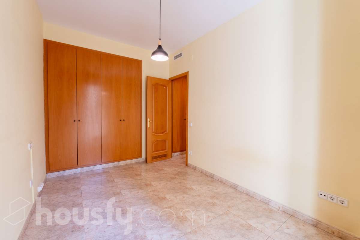 Housfy vende 🏡 luminoso piso en el corazón de Vilanova i la Geltrú Si buscas vivir en pleno centro esta es tu oportunidad. Magnífico piso situado junto a la Plaça de la Vila y la calle Sant Sebastià en una de las zonas más cotizadas de Vilanova i la Geltrú con todos los servicios comercios restaurantes colegios transporte público y la playa a pocos minutos. La vivienda está lista para entrar a vivir y destaca por su luminosidad sus techos altos y sus tres balcones que aportan un gran encanto. Dispone de dos habitaciones con armario empotrado de cuatro puertas en el dormitorio principal y un segundo armario empotrado en el pasillo que ofrece un práctico espacio de almacenamiento para la segunda habitación. La cocina independiente de 10 m² tiene salida a lavadero. El piso cuenta con un baño completo aire acondicionado y calefacción por conductos y se encuentra en una primera planta con ascensor. Una vivienda cómoda elegante y funcional ideal tanto como residencia habitual como para quienes buscan una inversión en una ubicación privilegiada del centro de Vilanova i la Geltrú. No dejes pasar esta oportunidad y ven a visitarlo Aviso legal El precio de venta no incluye gastos de la compraventa como notaría, registro, impuestos, ni tampoco honorarios agencia. Esta publicación no es vinculante. Consulta siempre la nota simple con Housfy antes de formalizar la compraventa. Sobre nosotros Housfy es la plataforma integral de servicios inmobiliarios. Nuestra combinación de expertos y tecnología pone al alcance de todo el mundo servicios cómodos, claros y seguros. AICAT número: 7922. Nos encargamos de la gestión y asesoramiento de la compra. ¡Olvídate de todo! Hacemos los trámites por ti. Y, si además necesitas financiación, ponemos a tu disposición un bróker hipotecario para ayudarte a conseguir las mejores condiciones para tu perfil económico. ¿Quieres visitarla? Contacta con Housfy y agenda tu visita sin compromiso. Más información en: housfy.com-19