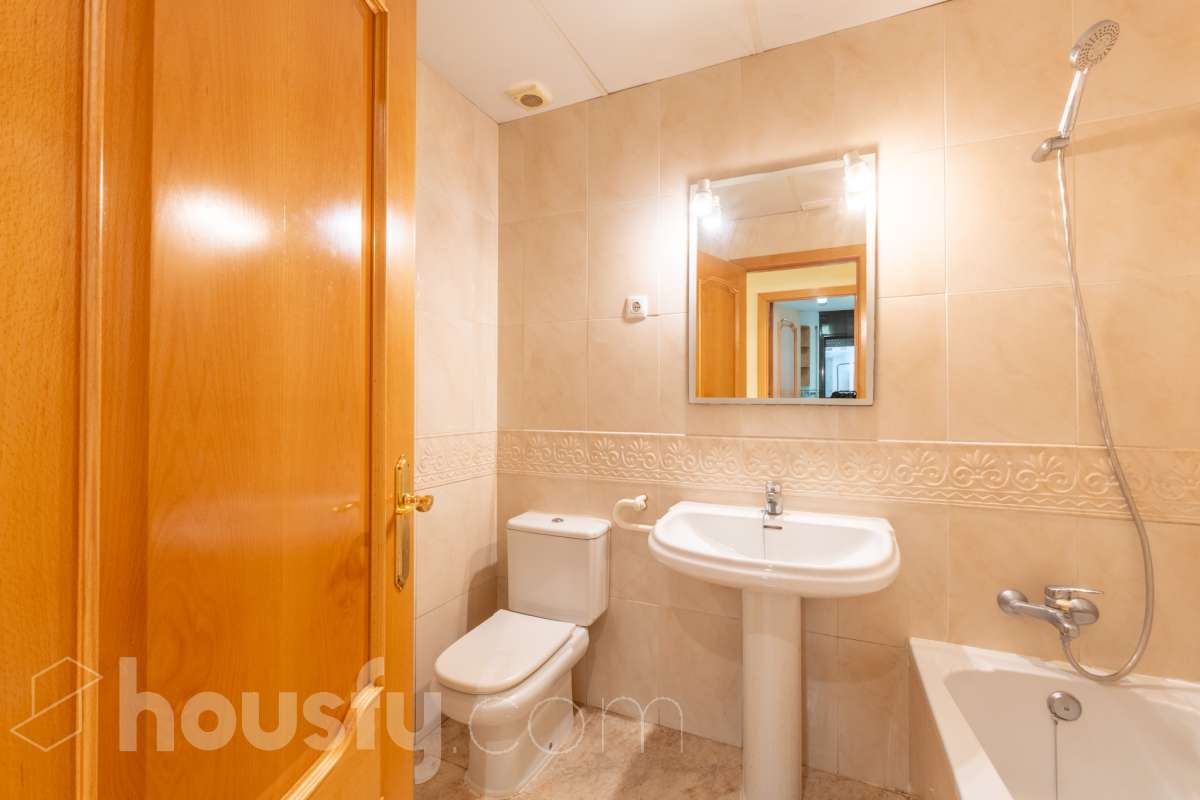 Housfy vende 🏡 luminoso piso en el corazón de Vilanova i la Geltrú Si buscas vivir en pleno centro esta es tu oportunidad. Magnífico piso situado junto a la Plaça de la Vila y la calle Sant Sebastià en una de las zonas más cotizadas de Vilanova i la Geltrú con todos los servicios comercios restaurantes colegios transporte público y la playa a pocos minutos. La vivienda está lista para entrar a vivir y destaca por su luminosidad sus techos altos y sus tres balcones que aportan un gran encanto. Dispone de dos habitaciones con armario empotrado de cuatro puertas en el dormitorio principal y un segundo armario empotrado en el pasillo que ofrece un práctico espacio de almacenamiento para la segunda habitación. La cocina independiente de 10 m² tiene salida a lavadero. El piso cuenta con un baño completo aire acondicionado y calefacción por conductos y se encuentra en una primera planta con ascensor. Una vivienda cómoda elegante y funcional ideal tanto como residencia habitual como para quienes buscan una inversión en una ubicación privilegiada del centro de Vilanova i la Geltrú. No dejes pasar esta oportunidad y ven a visitarlo Aviso legal El precio de venta no incluye gastos de la compraventa como notaría, registro, impuestos, ni tampoco honorarios agencia. Esta publicación no es vinculante. Consulta siempre la nota simple con Housfy antes de formalizar la compraventa. Sobre nosotros Housfy es la plataforma integral de servicios inmobiliarios. Nuestra combinación de expertos y tecnología pone al alcance de todo el mundo servicios cómodos, claros y seguros. AICAT número: 7922. Nos encargamos de la gestión y asesoramiento de la compra. ¡Olvídate de todo! Hacemos los trámites por ti. Y, si además necesitas financiación, ponemos a tu disposición un bróker hipotecario para ayudarte a conseguir las mejores condiciones para tu perfil económico. ¿Quieres visitarla? Contacta con Housfy y agenda tu visita sin compromiso. Más información en: housfy.com-21