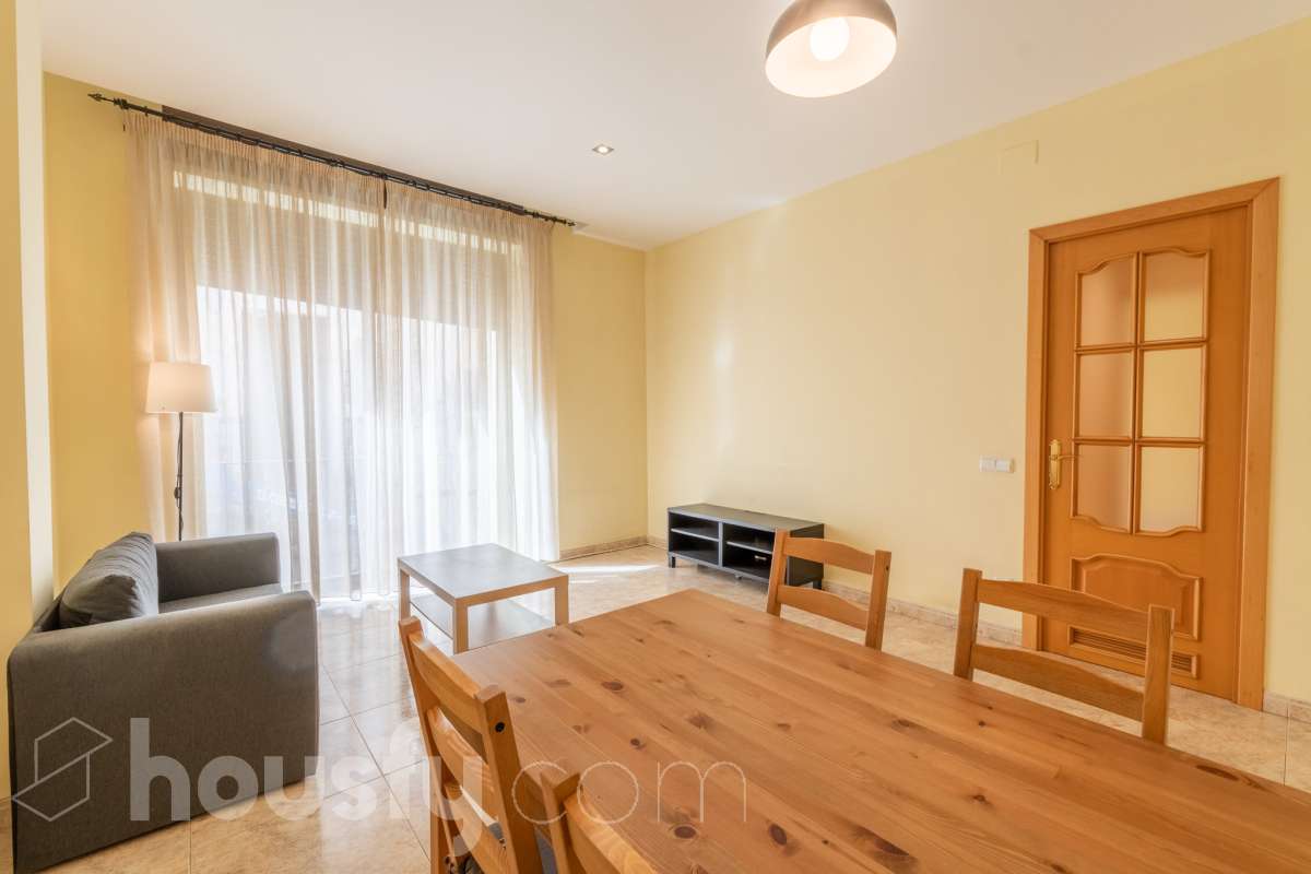 Housfy vende 🏡 luminoso piso en el corazón de Vilanova i la Geltrú Si buscas vivir en pleno centro esta es tu oportunidad. Magnífico piso situado junto a la Plaça de la Vila y la calle Sant Sebastià en una de las zonas más cotizadas de Vilanova i la Geltrú con todos los servicios comercios restaurantes colegios transporte público y la playa a pocos minutos. La vivienda está lista para entrar a vivir y destaca por su luminosidad sus techos altos y sus tres balcones que aportan un gran encanto. Dispone de dos habitaciones con armario empotrado de cuatro puertas en el dormitorio principal y un segundo armario empotrado en el pasillo que ofrece un práctico espacio de almacenamiento para la segunda habitación. La cocina independiente de 10 m² tiene salida a lavadero. El piso cuenta con un baño completo aire acondicionado y calefacción por conductos y se encuentra en una primera planta con ascensor. Una vivienda cómoda elegante y funcional ideal tanto como residencia habitual como para quienes buscan una inversión en una ubicación privilegiada del centro de Vilanova i la Geltrú. No dejes pasar esta oportunidad y ven a visitarlo Aviso legal El precio de venta no incluye gastos de la compraventa como notaría, registro, impuestos, ni tampoco honorarios agencia. Esta publicación no es vinculante. Consulta siempre la nota simple con Housfy antes de formalizar la compraventa. Sobre nosotros Housfy es la plataforma integral de servicios inmobiliarios. Nuestra combinación de expertos y tecnología pone al alcance de todo el mundo servicios cómodos, claros y seguros. AICAT número: 7922. Nos encargamos de la gestión y asesoramiento de la compra. ¡Olvídate de todo! Hacemos los trámites por ti. Y, si además necesitas financiación, ponemos a tu disposición un bróker hipotecario para ayudarte a conseguir las mejores condiciones para tu perfil económico. ¿Quieres visitarla? Contacta con Housfy y agenda tu visita sin compromiso. Más información en: housfy.com-4