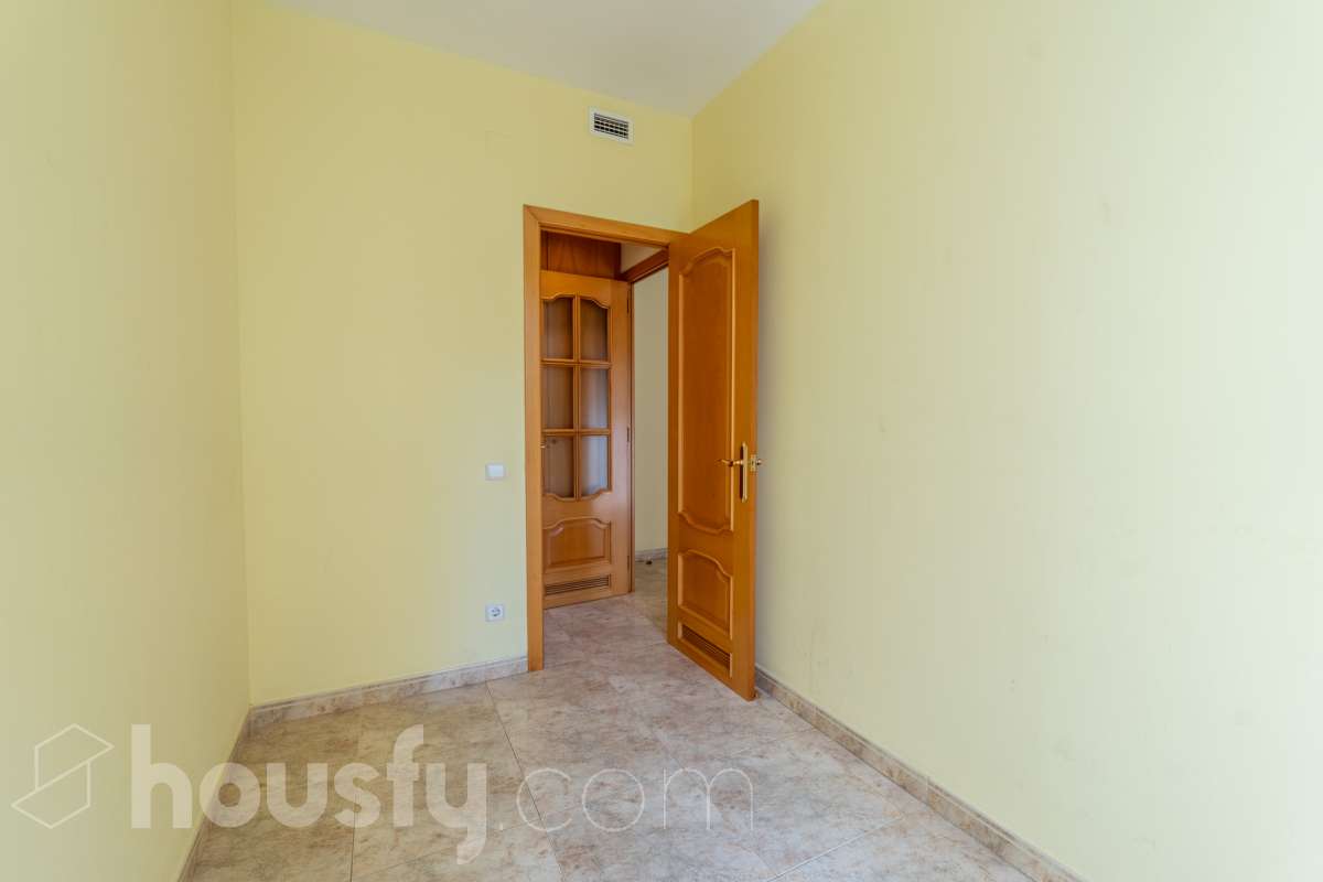 Housfy vende 🏡 luminoso piso en el corazón de Vilanova i la Geltrú Si buscas vivir en pleno centro esta es tu oportunidad. Magnífico piso situado junto a la Plaça de la Vila y la calle Sant Sebastià en una de las zonas más cotizadas de Vilanova i la Geltrú con todos los servicios comercios restaurantes colegios transporte público y la playa a pocos minutos. La vivienda está lista para entrar a vivir y destaca por su luminosidad sus techos altos y sus tres balcones que aportan un gran encanto. Dispone de dos habitaciones con armario empotrado de cuatro puertas en el dormitorio principal y un segundo armario empotrado en el pasillo que ofrece un práctico espacio de almacenamiento para la segunda habitación. La cocina independiente de 10 m² tiene salida a lavadero. El piso cuenta con un baño completo aire acondicionado y calefacción por conductos y se encuentra en una primera planta con ascensor. Una vivienda cómoda elegante y funcional ideal tanto como residencia habitual como para quienes buscan una inversión en una ubicación privilegiada del centro de Vilanova i la Geltrú. No dejes pasar esta oportunidad y ven a visitarlo Aviso legal El precio de venta no incluye gastos de la compraventa como notaría, registro, impuestos, ni tampoco honorarios agencia. Esta publicación no es vinculante. Consulta siempre la nota simple con Housfy antes de formalizar la compraventa. Sobre nosotros Housfy es la plataforma integral de servicios inmobiliarios. Nuestra combinación de expertos y tecnología pone al alcance de todo el mundo servicios cómodos, claros y seguros. AICAT número: 7922. Nos encargamos de la gestión y asesoramiento de la compra. ¡Olvídate de todo! Hacemos los trámites por ti. Y, si además necesitas financiación, ponemos a tu disposición un bróker hipotecario para ayudarte a conseguir las mejores condiciones para tu perfil económico. ¿Quieres visitarla? Contacta con Housfy y agenda tu visita sin compromiso. Más información en: housfy.com-16