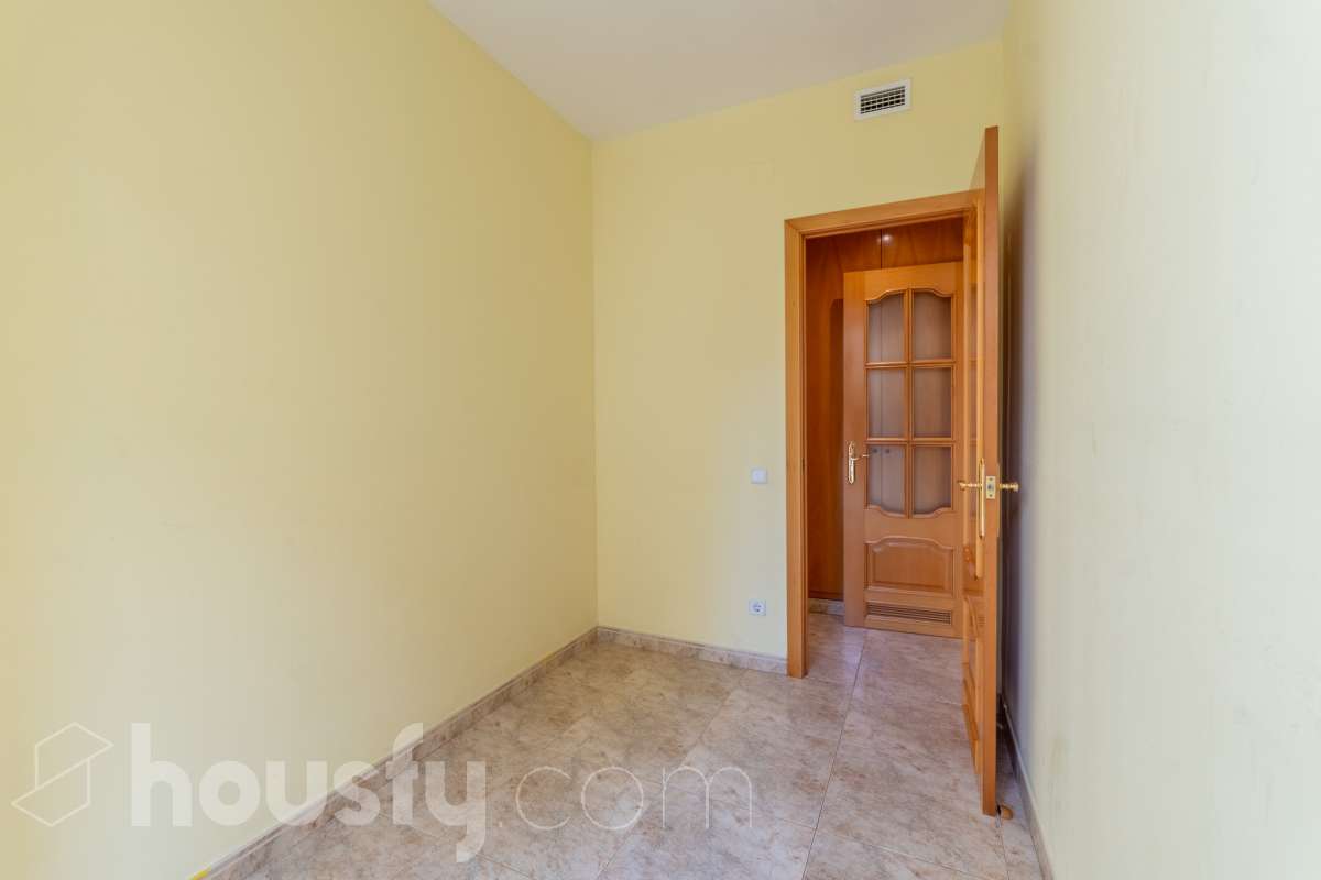 Housfy vende 🏡 luminoso piso en el corazón de Vilanova i la Geltrú Si buscas vivir en pleno centro esta es tu oportunidad. Magnífico piso situado junto a la Plaça de la Vila y la calle Sant Sebastià en una de las zonas más cotizadas de Vilanova i la Geltrú con todos los servicios comercios restaurantes colegios transporte público y la playa a pocos minutos. La vivienda está lista para entrar a vivir y destaca por su luminosidad sus techos altos y sus tres balcones que aportan un gran encanto. Dispone de dos habitaciones con armario empotrado de cuatro puertas en el dormitorio principal y un segundo armario empotrado en el pasillo que ofrece un práctico espacio de almacenamiento para la segunda habitación. La cocina independiente de 10 m² tiene salida a lavadero. El piso cuenta con un baño completo aire acondicionado y calefacción por conductos y se encuentra en una primera planta con ascensor. Una vivienda cómoda elegante y funcional ideal tanto como residencia habitual como para quienes buscan una inversión en una ubicación privilegiada del centro de Vilanova i la Geltrú. No dejes pasar esta oportunidad y ven a visitarlo Aviso legal El precio de venta no incluye gastos de la compraventa como notaría, registro, impuestos, ni tampoco honorarios agencia. Esta publicación no es vinculante. Consulta siempre la nota simple con Housfy antes de formalizar la compraventa. Sobre nosotros Housfy es la plataforma integral de servicios inmobiliarios. Nuestra combinación de expertos y tecnología pone al alcance de todo el mundo servicios cómodos, claros y seguros. AICAT número: 7922. Nos encargamos de la gestión y asesoramiento de la compra. ¡Olvídate de todo! Hacemos los trámites por ti. Y, si además necesitas financiación, ponemos a tu disposición un bróker hipotecario para ayudarte a conseguir las mejores condiciones para tu perfil económico. ¿Quieres visitarla? Contacta con Housfy y agenda tu visita sin compromiso. Más información en: housfy.com-17