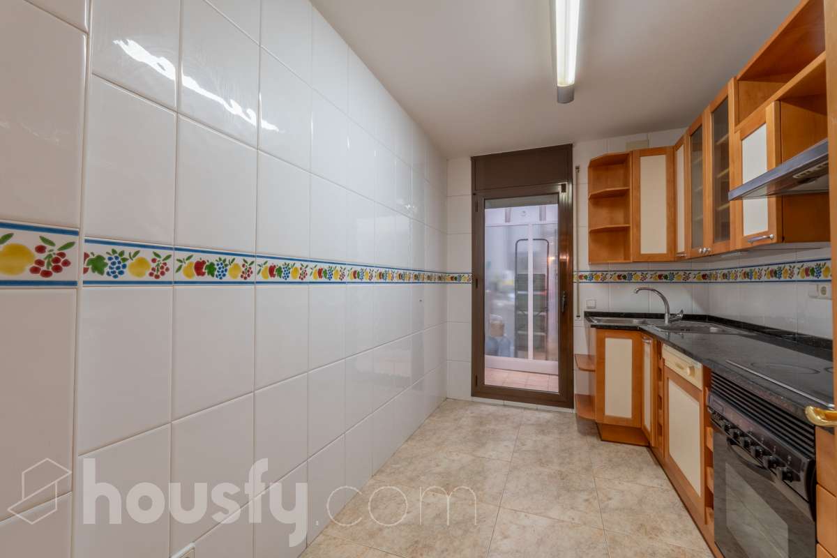 Housfy vende 🏡 luminoso piso en el corazón de Vilanova i la Geltrú Si buscas vivir en pleno centro esta es tu oportunidad. Magnífico piso situado junto a la Plaça de la Vila y la calle Sant Sebastià en una de las zonas más cotizadas de Vilanova i la Geltrú con todos los servicios comercios restaurantes colegios transporte público y la playa a pocos minutos. La vivienda está lista para entrar a vivir y destaca por su luminosidad sus techos altos y sus tres balcones que aportan un gran encanto. Dispone de dos habitaciones con armario empotrado de cuatro puertas en el dormitorio principal y un segundo armario empotrado en el pasillo que ofrece un práctico espacio de almacenamiento para la segunda habitación. La cocina independiente de 10 m² tiene salida a lavadero. El piso cuenta con un baño completo aire acondicionado y calefacción por conductos y se encuentra en una primera planta con ascensor. Una vivienda cómoda elegante y funcional ideal tanto como residencia habitual como para quienes buscan una inversión en una ubicación privilegiada del centro de Vilanova i la Geltrú. No dejes pasar esta oportunidad y ven a visitarlo Aviso legal El precio de venta no incluye gastos de la compraventa como notaría, registro, impuestos, ni tampoco honorarios agencia. Esta publicación no es vinculante. Consulta siempre la nota simple con Housfy antes de formalizar la compraventa. Sobre nosotros Housfy es la plataforma integral de servicios inmobiliarios. Nuestra combinación de expertos y tecnología pone al alcance de todo el mundo servicios cómodos, claros y seguros. AICAT número: 7922. Nos encargamos de la gestión y asesoramiento de la compra. ¡Olvídate de todo! Hacemos los trámites por ti. Y, si además necesitas financiación, ponemos a tu disposición un bróker hipotecario para ayudarte a conseguir las mejores condiciones para tu perfil económico. ¿Quieres visitarla? Contacta con Housfy y agenda tu visita sin compromiso. Más información en: housfy.com-10