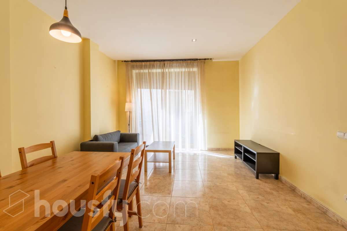 Housfy vende 🏡 luminoso piso en el corazón de Vilanova i la Geltrú Si buscas vivir en pleno centro esta es tu oportunidad. Magnífico piso situado junto a la Plaça de la Vila y la calle Sant Sebastià en una de las zonas más cotizadas de Vilanova i la Geltrú con todos los servicios comercios restaurantes colegios transporte público y la playa a pocos minutos. La vivienda está lista para entrar a vivir y destaca por su luminosidad sus techos altos y sus tres balcones que aportan un gran encanto. Dispone de dos habitaciones con armario empotrado de cuatro puertas en el dormitorio principal y un segundo armario empotrado en el pasillo que ofrece un práctico espacio de almacenamiento para la segunda habitación. La cocina independiente de 10 m² tiene salida a lavadero. El piso cuenta con un baño completo aire acondicionado y calefacción por conductos y se encuentra en una primera planta con ascensor. Una vivienda cómoda elegante y funcional ideal tanto como residencia habitual como para quienes buscan una inversión en una ubicación privilegiada del centro de Vilanova i la Geltrú. No dejes pasar esta oportunidad y ven a visitarlo Aviso legal El precio de venta no incluye gastos de la compraventa como notaría, registro, impuestos, ni tampoco honorarios agencia. Esta publicación no es vinculante. Consulta siempre la nota simple con Housfy antes de formalizar la compraventa. Sobre nosotros Housfy es la plataforma integral de servicios inmobiliarios. Nuestra combinación de expertos y tecnología pone al alcance de todo el mundo servicios cómodos, claros y seguros. AICAT número: 7922. Nos encargamos de la gestión y asesoramiento de la compra. ¡Olvídate de todo! Hacemos los trámites por ti. Y, si además necesitas financiación, ponemos a tu disposición un bróker hipotecario para ayudarte a conseguir las mejores condiciones para tu perfil económico. ¿Quieres visitarla? Contacta con Housfy y agenda tu visita sin compromiso. Más información en: housfy.com-5
