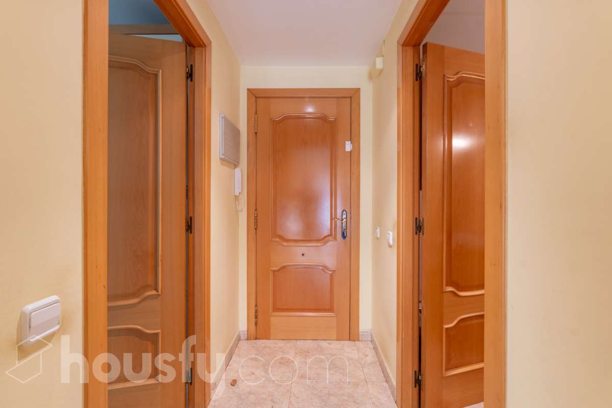 Housfy vende 🏡 luminoso piso en el corazón de Vilanova i la Geltrú Si buscas vivir en pleno centro esta es tu oportunidad. Magnífico piso situado junto a la Plaça de la Vila y la calle Sant Sebastià en una de las zonas más cotizadas de Vilanova i la Geltrú con todos los servicios comercios restaurantes colegios transporte público y la playa a pocos minutos. La vivienda está lista para entrar a vivir y destaca por su luminosidad sus techos altos y sus tres balcones que aportan un gran encanto. Dispone de dos habitaciones con armario empotrado de cuatro puertas en el dormitorio principal y un segundo armario empotrado en el pasillo que ofrece un práctico espacio de almacenamiento para la segunda habitación. La cocina independiente de 10 m² tiene salida a lavadero. El piso cuenta con un baño completo aire acondicionado y calefacción por conductos y se encuentra en una primera planta con ascensor. Una vivienda cómoda elegante y funcional ideal tanto como residencia habitual como para quienes buscan una inversión en una ubicación privilegiada del centro de Vilanova i la Geltrú. No dejes pasar esta oportunidad y ven a visitarlo Aviso legal El precio de venta no incluye gastos de la compraventa como notaría, registro, impuestos, ni tampoco honorarios agencia. Esta publicación no es vinculante. Consulta siempre la nota simple con Housfy antes de formalizar la compraventa. Sobre nosotros Housfy es la plataforma integral de servicios inmobiliarios. Nuestra combinación de expertos y tecnología pone al alcance de todo el mundo servicios cómodos, claros y seguros. AICAT número: 7922. Nos encargamos de la gestión y asesoramiento de la compra. ¡Olvídate de todo! Hacemos los trámites por ti. Y, si además necesitas financiación, ponemos a tu disposición un bróker hipotecario para ayudarte a conseguir las mejores condiciones para tu perfil económico. ¿Quieres visitarla? Contacta con Housfy y agenda tu visita sin compromiso. Más información en: housfy.com-23