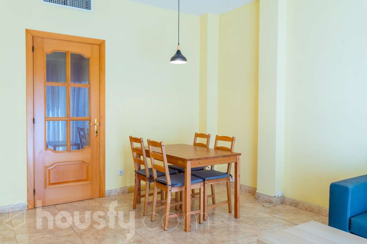 Housfy vende 🏡 luminoso piso en el corazón de Vilanova i la Geltrú Si buscas vivir en pleno centro esta es tu oportunidad. Magnífico piso situado junto a la Plaça de la Vila y la calle Sant Sebastià en una de las zonas más cotizadas de Vilanova i la Geltrú con todos los servicios comercios restaurantes colegios transporte público y la playa a pocos minutos. La vivienda está lista para entrar a vivir y destaca por su luminosidad sus techos altos y sus tres balcones que aportan un gran encanto. Dispone de dos habitaciones con armario empotrado de cuatro puertas en el dormitorio principal y un segundo armario empotrado en el pasillo que ofrece un práctico espacio de almacenamiento para la segunda habitación. La cocina independiente de 10 m² tiene salida a lavadero. El piso cuenta con un baño completo aire acondicionado y calefacción por conductos y se encuentra en una primera planta con ascensor. Una vivienda cómoda elegante y funcional ideal tanto como residencia habitual como para quienes buscan una inversión en una ubicación privilegiada del centro de Vilanova i la Geltrú. No dejes pasar esta oportunidad y ven a visitarlo Aviso legal El precio de venta no incluye gastos de la compraventa como notaría, registro, impuestos, ni tampoco honorarios agencia. Esta publicación no es vinculante. Consulta siempre la nota simple con Housfy antes de formalizar la compraventa. Sobre nosotros Housfy es la plataforma integral de servicios inmobiliarios. Nuestra combinación de expertos y tecnología pone al alcance de todo el mundo servicios cómodos, claros y seguros. AICAT número: 7922. Nos encargamos de la gestión y asesoramiento de la compra. ¡Olvídate de todo! Hacemos los trámites por ti. Y, si además necesitas financiación, ponemos a tu disposición un bróker hipotecario para ayudarte a conseguir las mejores condiciones para tu perfil económico. ¿Quieres visitarla? Contacta con Housfy y agenda tu visita sin compromiso. Más información en: housfy.com-8