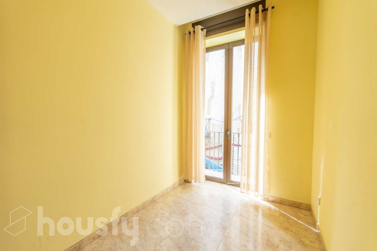 Housfy vende 🏡 luminoso piso en el corazón de Vilanova i la Geltrú Si buscas vivir en pleno centro esta es tu oportunidad. Magnífico piso situado junto a la Plaça de la Vila y la calle Sant Sebastià en una de las zonas más cotizadas de Vilanova i la Geltrú con todos los servicios comercios restaurantes colegios transporte público y la playa a pocos minutos. La vivienda está lista para entrar a vivir y destaca por su luminosidad sus techos altos y sus tres balcones que aportan un gran encanto. Dispone de dos habitaciones con armario empotrado de cuatro puertas en el dormitorio principal y un segundo armario empotrado en el pasillo que ofrece un práctico espacio de almacenamiento para la segunda habitación. La cocina independiente de 10 m² tiene salida a lavadero. El piso cuenta con un baño completo aire acondicionado y calefacción por conductos y se encuentra en una primera planta con ascensor. Una vivienda cómoda elegante y funcional ideal tanto como residencia habitual como para quienes buscan una inversión en una ubicación privilegiada del centro de Vilanova i la Geltrú. No dejes pasar esta oportunidad y ven a visitarlo Aviso legal El precio de venta no incluye gastos de la compraventa como notaría, registro, impuestos, ni tampoco honorarios agencia. Esta publicación no es vinculante. Consulta siempre la nota simple con Housfy antes de formalizar la compraventa. Sobre nosotros Housfy es la plataforma integral de servicios inmobiliarios. Nuestra combinación de expertos y tecnología pone al alcance de todo el mundo servicios cómodos, claros y seguros. AICAT número: 7922. Nos encargamos de la gestión y asesoramiento de la compra. ¡Olvídate de todo! Hacemos los trámites por ti. Y, si además necesitas financiación, ponemos a tu disposición un bróker hipotecario para ayudarte a conseguir las mejores condiciones para tu perfil económico. ¿Quieres visitarla? Contacta con Housfy y agenda tu visita sin compromiso. Más información en: housfy.com-14