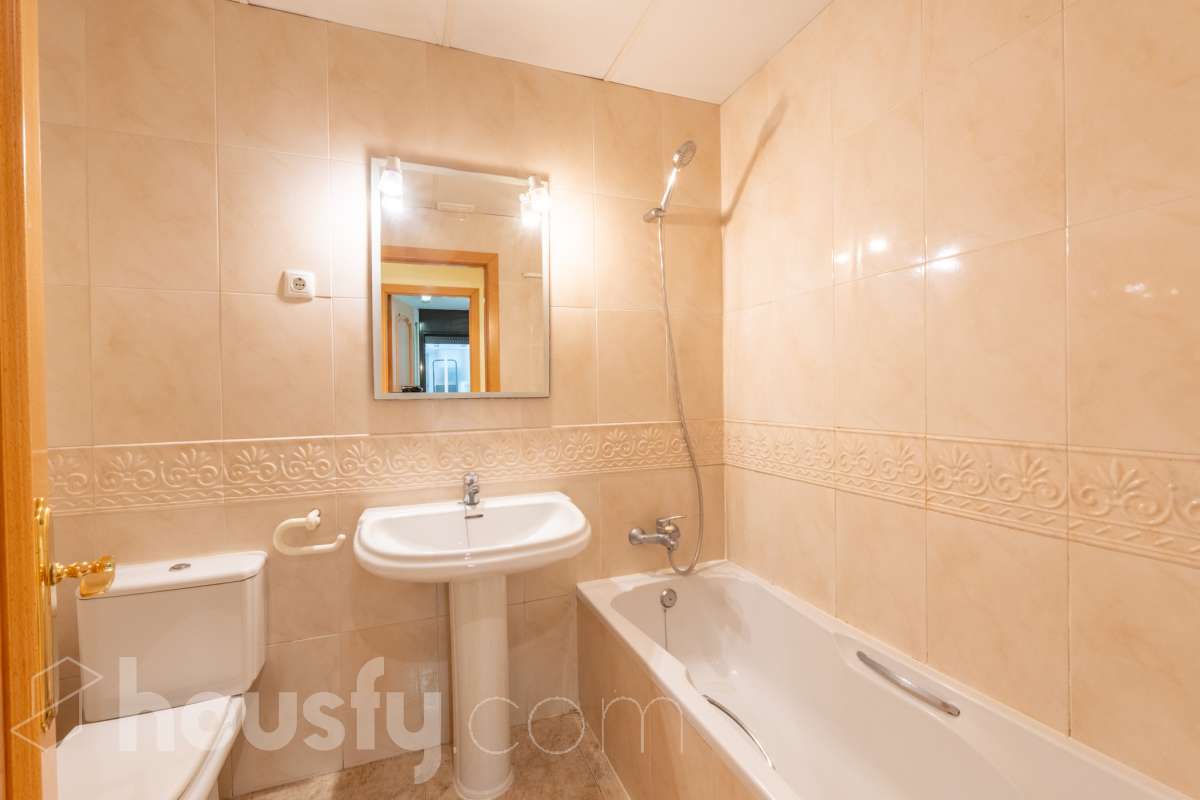 Housfy vende 🏡 luminoso piso en el corazón de Vilanova i la Geltrú Si buscas vivir en pleno centro esta es tu oportunidad. Magnífico piso situado junto a la Plaça de la Vila y la calle Sant Sebastià en una de las zonas más cotizadas de Vilanova i la Geltrú con todos los servicios comercios restaurantes colegios transporte público y la playa a pocos minutos. La vivienda está lista para entrar a vivir y destaca por su luminosidad sus techos altos y sus tres balcones que aportan un gran encanto. Dispone de dos habitaciones con armario empotrado de cuatro puertas en el dormitorio principal y un segundo armario empotrado en el pasillo que ofrece un práctico espacio de almacenamiento para la segunda habitación. La cocina independiente de 10 m² tiene salida a lavadero. El piso cuenta con un baño completo aire acondicionado y calefacción por conductos y se encuentra en una primera planta con ascensor. Una vivienda cómoda elegante y funcional ideal tanto como residencia habitual como para quienes buscan una inversión en una ubicación privilegiada del centro de Vilanova i la Geltrú. No dejes pasar esta oportunidad y ven a visitarlo Aviso legal El precio de venta no incluye gastos de la compraventa como notaría, registro, impuestos, ni tampoco honorarios agencia. Esta publicación no es vinculante. Consulta siempre la nota simple con Housfy antes de formalizar la compraventa. Sobre nosotros Housfy es la plataforma integral de servicios inmobiliarios. Nuestra combinación de expertos y tecnología pone al alcance de todo el mundo servicios cómodos, claros y seguros. AICAT número: 7922. Nos encargamos de la gestión y asesoramiento de la compra. ¡Olvídate de todo! Hacemos los trámites por ti. Y, si además necesitas financiación, ponemos a tu disposición un bróker hipotecario para ayudarte a conseguir las mejores condiciones para tu perfil económico. ¿Quieres visitarla? Contacta con Housfy y agenda tu visita sin compromiso. Más información en: housfy.com-22