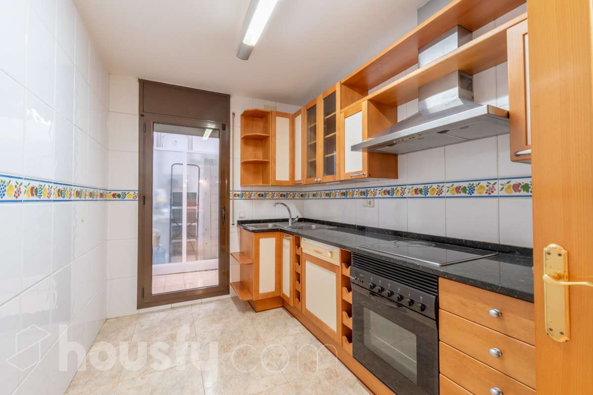 Housfy vende 🏡 luminoso piso en el corazón de Vilanova i la Geltrú Si buscas vivir en pleno centro esta es tu oportunidad. Magnífico piso situado junto a la Plaça de la Vila y la calle Sant Sebastià en una de las zonas más cotizadas de Vilanova i la Geltrú con todos los servicios comercios restaurantes colegios transporte público y la playa a pocos minutos. La vivienda está lista para entrar a vivir y destaca por su luminosidad sus techos altos y sus tres balcones que aportan un gran encanto. Dispone de dos habitaciones con armario empotrado de cuatro puertas en el dormitorio principal y un segundo armario empotrado en el pasillo que ofrece un práctico espacio de almacenamiento para la segunda habitación. La cocina independiente de 10 m² tiene salida a lavadero. El piso cuenta con un baño completo aire acondicionado y calefacción por conductos y se encuentra en una primera planta con ascensor. Una vivienda cómoda elegante y funcional ideal tanto como residencia habitual como para quienes buscan una inversión en una ubicación privilegiada del centro de Vilanova i la Geltrú. No dejes pasar esta oportunidad y ven a visitarlo Aviso legal El precio de venta no incluye gastos de la compraventa como notaría, registro, impuestos, ni tampoco honorarios agencia. Esta publicación no es vinculante. Consulta siempre la nota simple con Housfy antes de formalizar la compraventa. Sobre nosotros Housfy es la plataforma integral de servicios inmobiliarios. Nuestra combinación de expertos y tecnología pone al alcance de todo el mundo servicios cómodos, claros y seguros. AICAT número: 7922. Nos encargamos de la gestión y asesoramiento de la compra. ¡Olvídate de todo! Hacemos los trámites por ti. Y, si además necesitas financiación, ponemos a tu disposición un bróker hipotecario para ayudarte a conseguir las mejores condiciones para tu perfil económico. ¿Quieres visitarla? Contacta con Housfy y agenda tu visita sin compromiso. Más información en: housfy.com-12