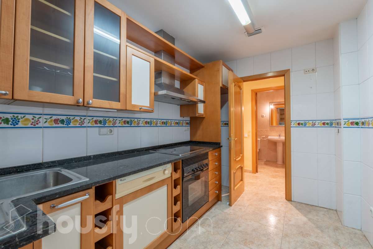 Housfy vende 🏡 luminoso piso en el corazón de Vilanova i la Geltrú Si buscas vivir en pleno centro esta es tu oportunidad. Magnífico piso situado junto a la Plaça de la Vila y la calle Sant Sebastià en una de las zonas más cotizadas de Vilanova i la Geltrú con todos los servicios comercios restaurantes colegios transporte público y la playa a pocos minutos. La vivienda está lista para entrar a vivir y destaca por su luminosidad sus techos altos y sus tres balcones que aportan un gran encanto. Dispone de dos habitaciones con armario empotrado de cuatro puertas en el dormitorio principal y un segundo armario empotrado en el pasillo que ofrece un práctico espacio de almacenamiento para la segunda habitación. La cocina independiente de 10 m² tiene salida a lavadero. El piso cuenta con un baño completo aire acondicionado y calefacción por conductos y se encuentra en una primera planta con ascensor. Una vivienda cómoda elegante y funcional ideal tanto como residencia habitual como para quienes buscan una inversión en una ubicación privilegiada del centro de Vilanova i la Geltrú. No dejes pasar esta oportunidad y ven a visitarlo Aviso legal El precio de venta no incluye gastos de la compraventa como notaría, registro, impuestos, ni tampoco honorarios agencia. Esta publicación no es vinculante. Consulta siempre la nota simple con Housfy antes de formalizar la compraventa. Sobre nosotros Housfy es la plataforma integral de servicios inmobiliarios. Nuestra combinación de expertos y tecnología pone al alcance de todo el mundo servicios cómodos, claros y seguros. AICAT número: 7922. Nos encargamos de la gestión y asesoramiento de la compra. ¡Olvídate de todo! Hacemos los trámites por ti. Y, si además necesitas financiación, ponemos a tu disposición un bróker hipotecario para ayudarte a conseguir las mejores condiciones para tu perfil económico. ¿Quieres visitarla? Contacta con Housfy y agenda tu visita sin compromiso. Más información en: housfy.com-9