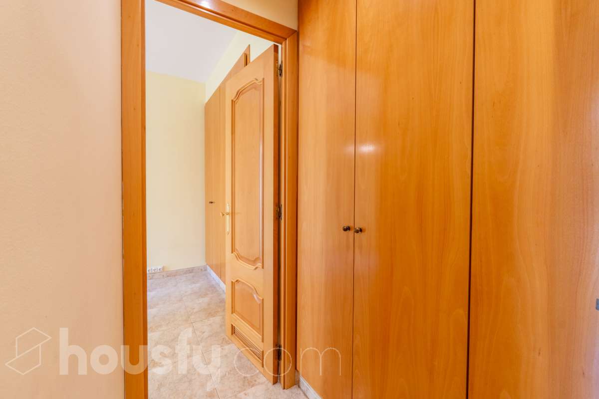 Housfy vende 🏡 luminoso piso en el corazón de Vilanova i la Geltrú Si buscas vivir en pleno centro esta es tu oportunidad. Magnífico piso situado junto a la Plaça de la Vila y la calle Sant Sebastià en una de las zonas más cotizadas de Vilanova i la Geltrú con todos los servicios comercios restaurantes colegios transporte público y la playa a pocos minutos. La vivienda está lista para entrar a vivir y destaca por su luminosidad sus techos altos y sus tres balcones que aportan un gran encanto. Dispone de dos habitaciones con armario empotrado de cuatro puertas en el dormitorio principal y un segundo armario empotrado en el pasillo que ofrece un práctico espacio de almacenamiento para la segunda habitación. La cocina independiente de 10 m² tiene salida a lavadero. El piso cuenta con un baño completo aire acondicionado y calefacción por conductos y se encuentra en una primera planta con ascensor. Una vivienda cómoda elegante y funcional ideal tanto como residencia habitual como para quienes buscan una inversión en una ubicación privilegiada del centro de Vilanova i la Geltrú. No dejes pasar esta oportunidad y ven a visitarlo Aviso legal El precio de venta no incluye gastos de la compraventa como notaría, registro, impuestos, ni tampoco honorarios agencia. Esta publicación no es vinculante. Consulta siempre la nota simple con Housfy antes de formalizar la compraventa. Sobre nosotros Housfy es la plataforma integral de servicios inmobiliarios. Nuestra combinación de expertos y tecnología pone al alcance de todo el mundo servicios cómodos, claros y seguros. AICAT número: 7922. Nos encargamos de la gestión y asesoramiento de la compra. ¡Olvídate de todo! Hacemos los trámites por ti. Y, si además necesitas financiación, ponemos a tu disposición un bróker hipotecario para ayudarte a conseguir las mejores condiciones para tu perfil económico. ¿Quieres visitarla? Contacta con Housfy y agenda tu visita sin compromiso. Más información en: housfy.com-26