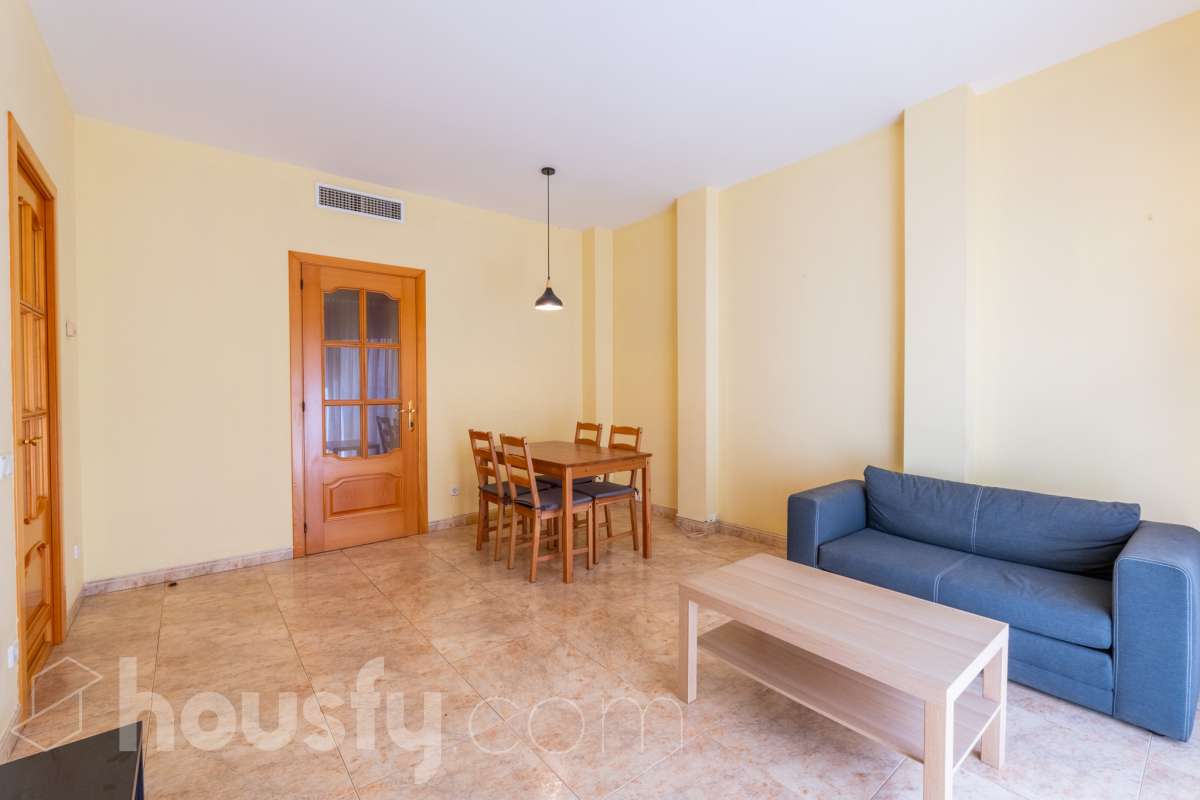 Housfy vende 🏡 luminoso piso en el corazón de Vilanova i la Geltrú Si buscas vivir en pleno centro esta es tu oportunidad. Magnífico piso situado junto a la Plaça de la Vila y la calle Sant Sebastià en una de las zonas más cotizadas de Vilanova i la Geltrú con todos los servicios comercios restaurantes colegios transporte público y la playa a pocos minutos. La vivienda está lista para entrar a vivir y destaca por su luminosidad sus techos altos y sus tres balcones que aportan un gran encanto. Dispone de dos habitaciones con armario empotrado de cuatro puertas en el dormitorio principal y un segundo armario empotrado en el pasillo que ofrece un práctico espacio de almacenamiento para la segunda habitación. La cocina independiente de 10 m² tiene salida a lavadero. El piso cuenta con un baño completo aire acondicionado y calefacción por conductos y se encuentra en una primera planta con ascensor. Una vivienda cómoda elegante y funcional ideal tanto como residencia habitual como para quienes buscan una inversión en una ubicación privilegiada del centro de Vilanova i la Geltrú. No dejes pasar esta oportunidad y ven a visitarlo Aviso legal El precio de venta no incluye gastos de la compraventa como notaría, registro, impuestos, ni tampoco honorarios agencia. Esta publicación no es vinculante. Consulta siempre la nota simple con Housfy antes de formalizar la compraventa. Sobre nosotros Housfy es la plataforma integral de servicios inmobiliarios. Nuestra combinación de expertos y tecnología pone al alcance de todo el mundo servicios cómodos, claros y seguros. AICAT número: 7922. Nos encargamos de la gestión y asesoramiento de la compra. ¡Olvídate de todo! Hacemos los trámites por ti. Y, si además necesitas financiación, ponemos a tu disposición un bróker hipotecario para ayudarte a conseguir las mejores condiciones para tu perfil económico. ¿Quieres visitarla? Contacta con Housfy y agenda tu visita sin compromiso. Más información en: housfy.com-2