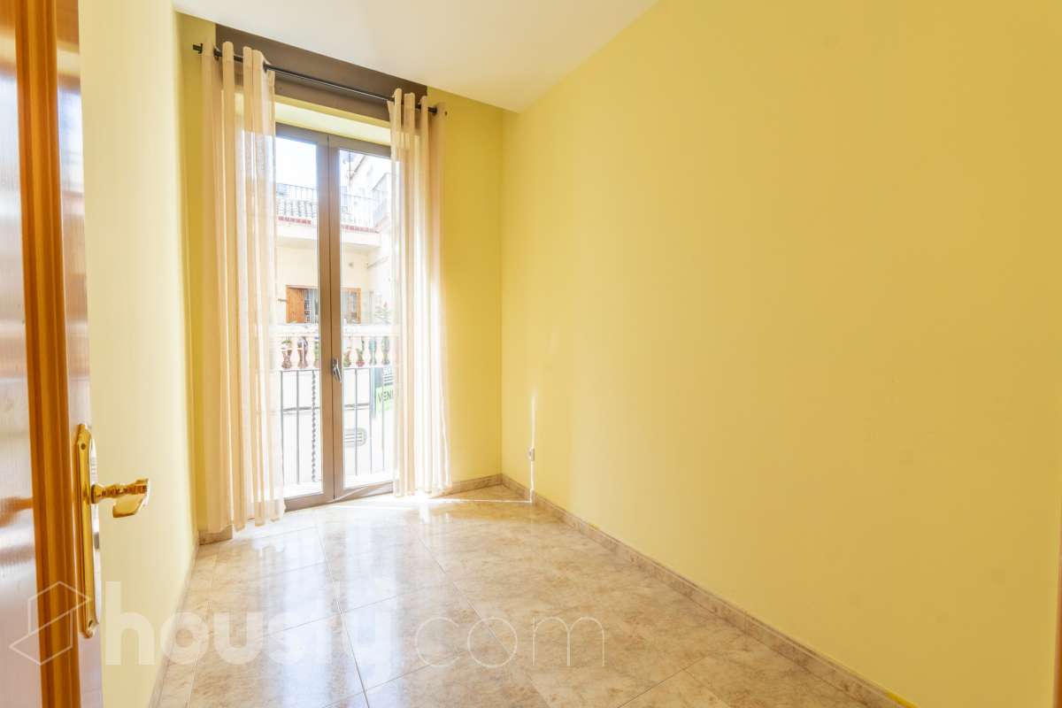 Housfy vende 🏡 luminoso piso en el corazón de Vilanova i la Geltrú Si buscas vivir en pleno centro esta es tu oportunidad. Magnífico piso situado junto a la Plaça de la Vila y la calle Sant Sebastià en una de las zonas más cotizadas de Vilanova i la Geltrú con todos los servicios comercios restaurantes colegios transporte público y la playa a pocos minutos. La vivienda está lista para entrar a vivir y destaca por su luminosidad sus techos altos y sus tres balcones que aportan un gran encanto. Dispone de dos habitaciones con armario empotrado de cuatro puertas en el dormitorio principal y un segundo armario empotrado en el pasillo que ofrece un práctico espacio de almacenamiento para la segunda habitación. La cocina independiente de 10 m² tiene salida a lavadero. El piso cuenta con un baño completo aire acondicionado y calefacción por conductos y se encuentra en una primera planta con ascensor. Una vivienda cómoda elegante y funcional ideal tanto como residencia habitual como para quienes buscan una inversión en una ubicación privilegiada del centro de Vilanova i la Geltrú. No dejes pasar esta oportunidad y ven a visitarlo Aviso legal El precio de venta no incluye gastos de la compraventa como notaría, registro, impuestos, ni tampoco honorarios agencia. Esta publicación no es vinculante. Consulta siempre la nota simple con Housfy antes de formalizar la compraventa. Sobre nosotros Housfy es la plataforma integral de servicios inmobiliarios. Nuestra combinación de expertos y tecnología pone al alcance de todo el mundo servicios cómodos, claros y seguros. AICAT número: 7922. Nos encargamos de la gestión y asesoramiento de la compra. ¡Olvídate de todo! Hacemos los trámites por ti. Y, si además necesitas financiación, ponemos a tu disposición un bróker hipotecario para ayudarte a conseguir las mejores condiciones para tu perfil económico. ¿Quieres visitarla? Contacta con Housfy y agenda tu visita sin compromiso. Más información en: housfy.com-13
