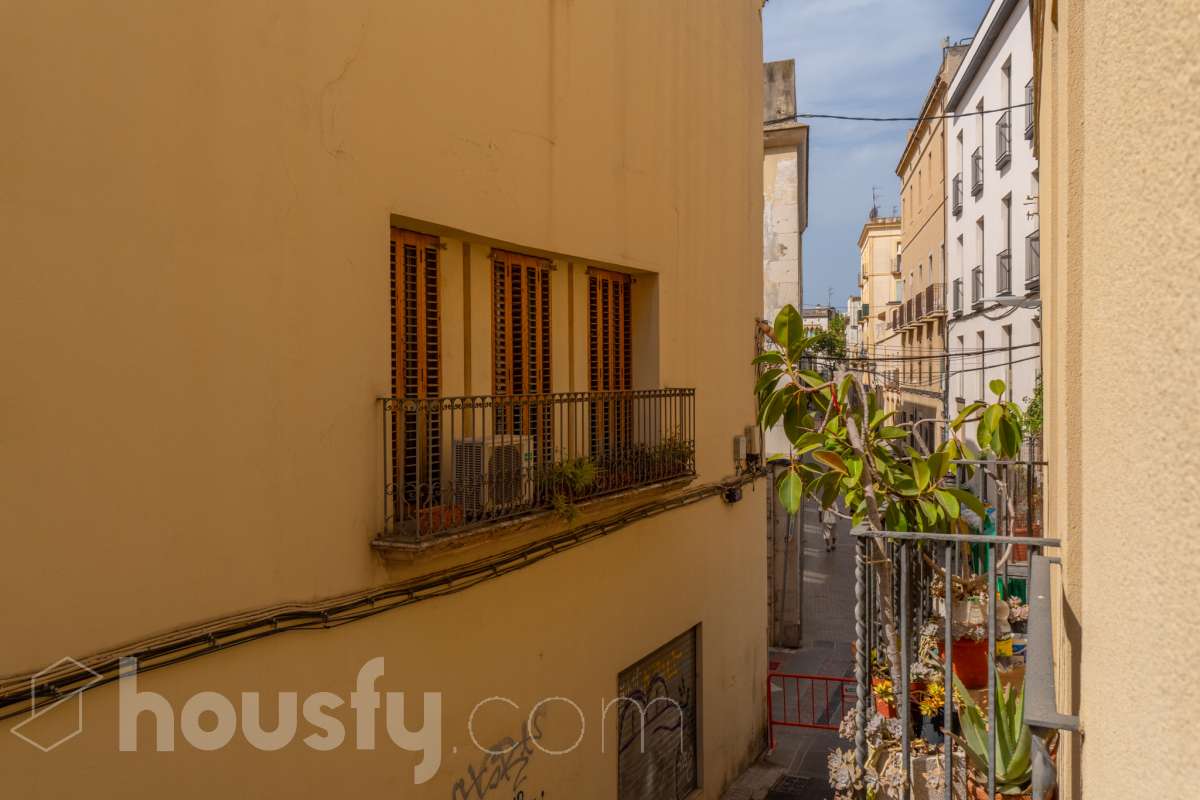 Housfy vende 🏡 luminoso piso en el corazón de Vilanova i la Geltrú Si buscas vivir en pleno centro esta es tu oportunidad. Magnífico piso situado junto a la Plaça de la Vila y la calle Sant Sebastià en una de las zonas más cotizadas de Vilanova i la Geltrú con todos los servicios comercios restaurantes colegios transporte público y la playa a pocos minutos. La vivienda está lista para entrar a vivir y destaca por su luminosidad sus techos altos y sus tres balcones que aportan un gran encanto. Dispone de dos habitaciones con armario empotrado de cuatro puertas en el dormitorio principal y un segundo armario empotrado en el pasillo que ofrece un práctico espacio de almacenamiento para la segunda habitación. La cocina independiente de 10 m² tiene salida a lavadero. El piso cuenta con un baño completo aire acondicionado y calefacción por conductos y se encuentra en una primera planta con ascensor. Una vivienda cómoda elegante y funcional ideal tanto como residencia habitual como para quienes buscan una inversión en una ubicación privilegiada del centro de Vilanova i la Geltrú. No dejes pasar esta oportunidad y ven a visitarlo Aviso legal El precio de venta no incluye gastos de la compraventa como notaría, registro, impuestos, ni tampoco honorarios agencia. Esta publicación no es vinculante. Consulta siempre la nota simple con Housfy antes de formalizar la compraventa. Sobre nosotros Housfy es la plataforma integral de servicios inmobiliarios. Nuestra combinación de expertos y tecnología pone al alcance de todo el mundo servicios cómodos, claros y seguros. AICAT número: 7922. Nos encargamos de la gestión y asesoramiento de la compra. ¡Olvídate de todo! Hacemos los trámites por ti. Y, si además necesitas financiación, ponemos a tu disposición un bróker hipotecario para ayudarte a conseguir las mejores condiciones para tu perfil económico. ¿Quieres visitarla? Contacta con Housfy y agenda tu visita sin compromiso. Más información en: housfy.com-30