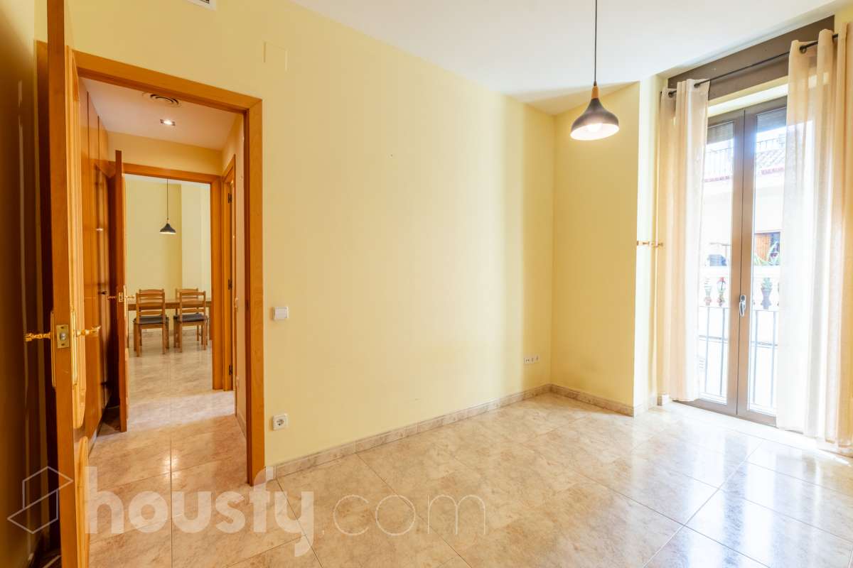 Housfy vende 🏡 luminoso piso en el corazón de Vilanova i la Geltrú Si buscas vivir en pleno centro esta es tu oportunidad. Magnífico piso situado junto a la Plaça de la Vila y la calle Sant Sebastià en una de las zonas más cotizadas de Vilanova i la Geltrú con todos los servicios comercios restaurantes colegios transporte público y la playa a pocos minutos. La vivienda está lista para entrar a vivir y destaca por su luminosidad sus techos altos y sus tres balcones que aportan un gran encanto. Dispone de dos habitaciones con armario empotrado de cuatro puertas en el dormitorio principal y un segundo armario empotrado en el pasillo que ofrece un práctico espacio de almacenamiento para la segunda habitación. La cocina independiente de 10 m² tiene salida a lavadero. El piso cuenta con un baño completo aire acondicionado y calefacción por conductos y se encuentra en una primera planta con ascensor. Una vivienda cómoda elegante y funcional ideal tanto como residencia habitual como para quienes buscan una inversión en una ubicación privilegiada del centro de Vilanova i la Geltrú. No dejes pasar esta oportunidad y ven a visitarlo Aviso legal El precio de venta no incluye gastos de la compraventa como notaría, registro, impuestos, ni tampoco honorarios agencia. Esta publicación no es vinculante. Consulta siempre la nota simple con Housfy antes de formalizar la compraventa. Sobre nosotros Housfy es la plataforma integral de servicios inmobiliarios. Nuestra combinación de expertos y tecnología pone al alcance de todo el mundo servicios cómodos, claros y seguros. AICAT número: 7922. Nos encargamos de la gestión y asesoramiento de la compra. ¡Olvídate de todo! Hacemos los trámites por ti. Y, si además necesitas financiación, ponemos a tu disposición un bróker hipotecario para ayudarte a conseguir las mejores condiciones para tu perfil económico. ¿Quieres visitarla? Contacta con Housfy y agenda tu visita sin compromiso. Más información en: housfy.com-18
