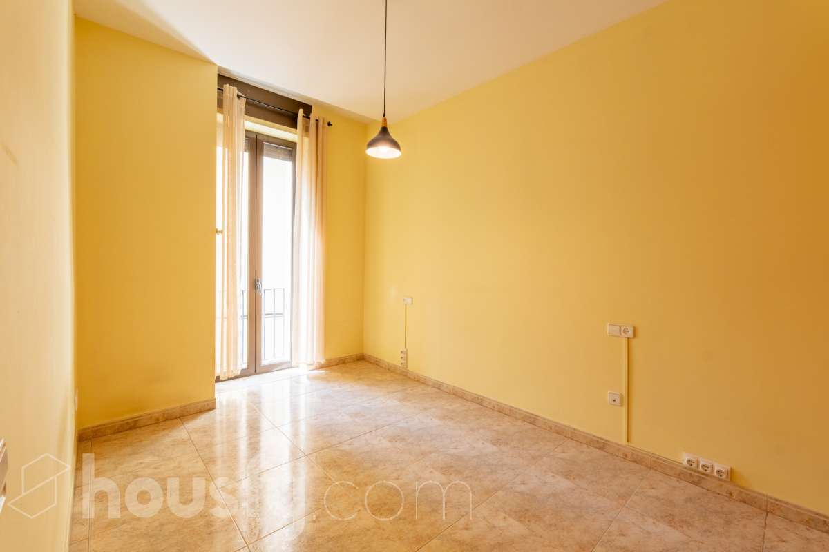 Housfy vende 🏡 luminoso piso en el corazón de Vilanova i la Geltrú Si buscas vivir en pleno centro esta es tu oportunidad. Magnífico piso situado junto a la Plaça de la Vila y la calle Sant Sebastià en una de las zonas más cotizadas de Vilanova i la Geltrú con todos los servicios comercios restaurantes colegios transporte público y la playa a pocos minutos. La vivienda está lista para entrar a vivir y destaca por su luminosidad sus techos altos y sus tres balcones que aportan un gran encanto. Dispone de dos habitaciones con armario empotrado de cuatro puertas en el dormitorio principal y un segundo armario empotrado en el pasillo que ofrece un práctico espacio de almacenamiento para la segunda habitación. La cocina independiente de 10 m² tiene salida a lavadero. El piso cuenta con un baño completo aire acondicionado y calefacción por conductos y se encuentra en una primera planta con ascensor. Una vivienda cómoda elegante y funcional ideal tanto como residencia habitual como para quienes buscan una inversión en una ubicación privilegiada del centro de Vilanova i la Geltrú. No dejes pasar esta oportunidad y ven a visitarlo Aviso legal El precio de venta no incluye gastos de la compraventa como notaría, registro, impuestos, ni tampoco honorarios agencia. Esta publicación no es vinculante. Consulta siempre la nota simple con Housfy antes de formalizar la compraventa. Sobre nosotros Housfy es la plataforma integral de servicios inmobiliarios. Nuestra combinación de expertos y tecnología pone al alcance de todo el mundo servicios cómodos, claros y seguros. AICAT número: 7922. Nos encargamos de la gestión y asesoramiento de la compra. ¡Olvídate de todo! Hacemos los trámites por ti. Y, si además necesitas financiación, ponemos a tu disposición un bróker hipotecario para ayudarte a conseguir las mejores condiciones para tu perfil económico. ¿Quieres visitarla? Contacta con Housfy y agenda tu visita sin compromiso. Más información en: housfy.com-15