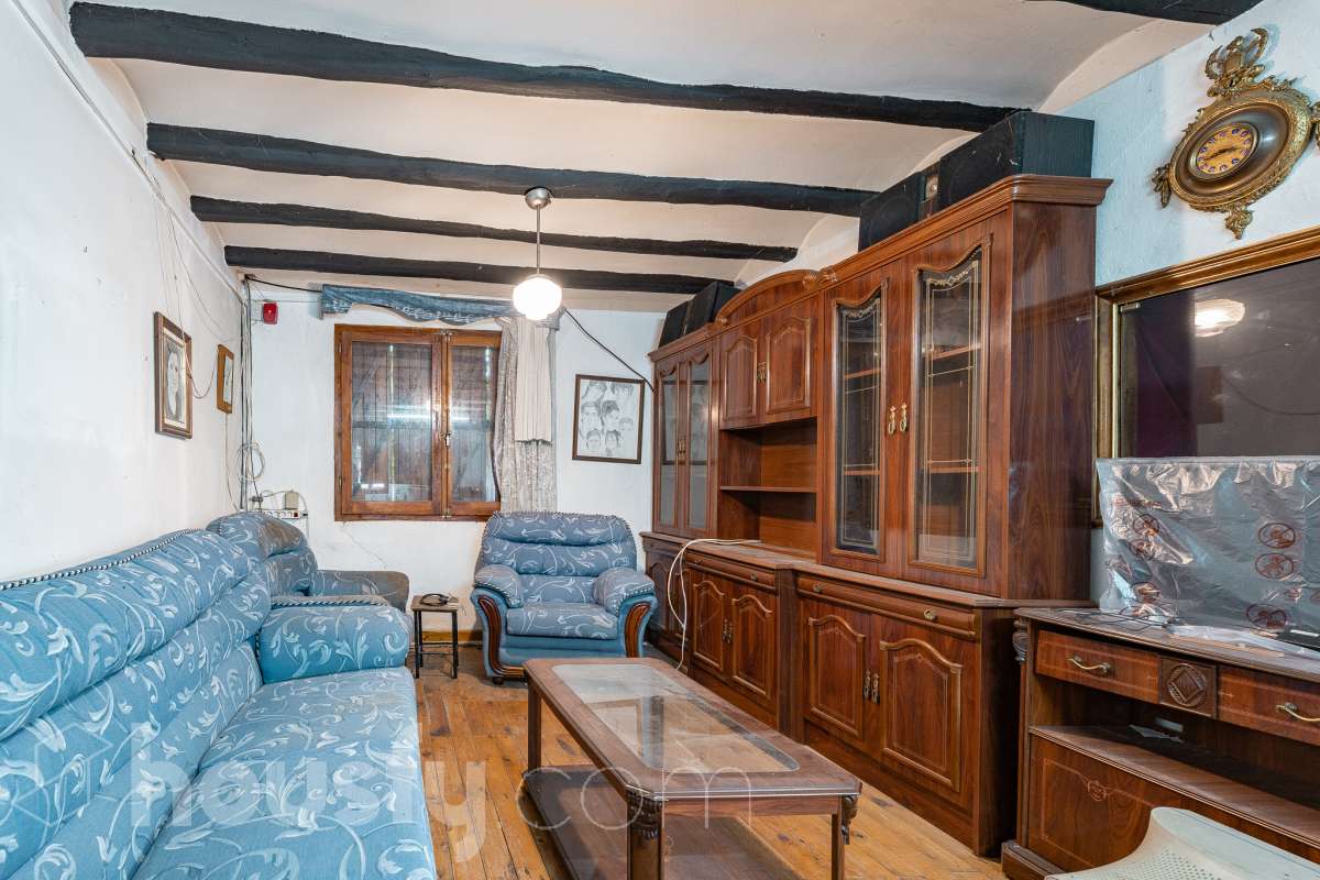 Housfy vende 🏡 amplia MASÍA ubicada en Bellprat, la cual consta de 232m2 útiles (verificados con la Dirección General de Catastro). Construido en el año: 1925. Distribución de estancias -Salón-comedor -4 Dormitorios -2 Baños -Cocina equipada Características específicas -Armario -Trastero -Balcón -Jardín privado -1 Plaza de garaje Zona y entorno Respecto a la ubicación, se sitúa en Bellprat, municipio de Barcelona. Esta propiedad se encuentra cerca de servicios básicos y en una zona rural tranquila de especial belleza. Aviso legal El precio de venta no incluye gastos de la compraventa como notaría, registro, impuestos, ni tampoco honorarios agencia. Esta publicación no es vinculante. Consulta siempre la nota simple con Housfy antes de formalizar la compraventa. Sobre nosotros Housfy es la plataforma integral de servicios inmobiliarios. Nuestra combinación de expertos y tecnología pone al alcance de todo el mundo servicios cómodos, claros y seguros. AICAT número: 7922. Nos encargamos de la gestión y asesoramiento de la compra. ¡Olvídate de todo! Hacemos los trámites por ti. Y, si además necesitas financiación, ponemos a tu disposición un bróker hipotecario para ayudarte a conseguir las mejores condiciones para tu perfil económico. ¿Quieres visitarla? Contacta con Housfy y agenda tu visita sin compromiso. Más información en: housfy.com En cumplimiento de la Ley 8/2026 en Cataluña, el certificado de presencia o ausencia de amianto se encuentra en proceso de tramitación.-2