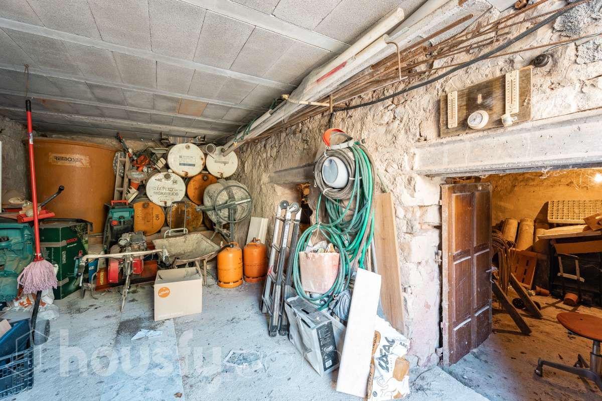 Housfy vende 🏡 amplia MASÍA ubicada en Bellprat, la cual consta de 232m2 útiles (verificados con la Dirección General de Catastro). Construido en el año: 1925. Distribución de estancias -Salón-comedor -4 Dormitorios -2 Baños -Cocina equipada Características específicas -Armario -Trastero -Balcón -Jardín privado -1 Plaza de garaje Zona y entorno Respecto a la ubicación, se sitúa en Bellprat, municipio de Barcelona. Esta propiedad se encuentra cerca de servicios básicos y en una zona rural tranquila de especial belleza. Aviso legal El precio de venta no incluye gastos de la compraventa como notaría, registro, impuestos, ni tampoco honorarios agencia. Esta publicación no es vinculante. Consulta siempre la nota simple con Housfy antes de formalizar la compraventa. Sobre nosotros Housfy es la plataforma integral de servicios inmobiliarios. Nuestra combinación de expertos y tecnología pone al alcance de todo el mundo servicios cómodos, claros y seguros. AICAT número: 7922. Nos encargamos de la gestión y asesoramiento de la compra. ¡Olvídate de todo! Hacemos los trámites por ti. Y, si además necesitas financiación, ponemos a tu disposición un bróker hipotecario para ayudarte a conseguir las mejores condiciones para tu perfil económico. ¿Quieres visitarla? Contacta con Housfy y agenda tu visita sin compromiso. Más información en: housfy.com En cumplimiento de la Ley 8/2026 en Cataluña, el certificado de presencia o ausencia de amianto se encuentra en proceso de tramitación.-39