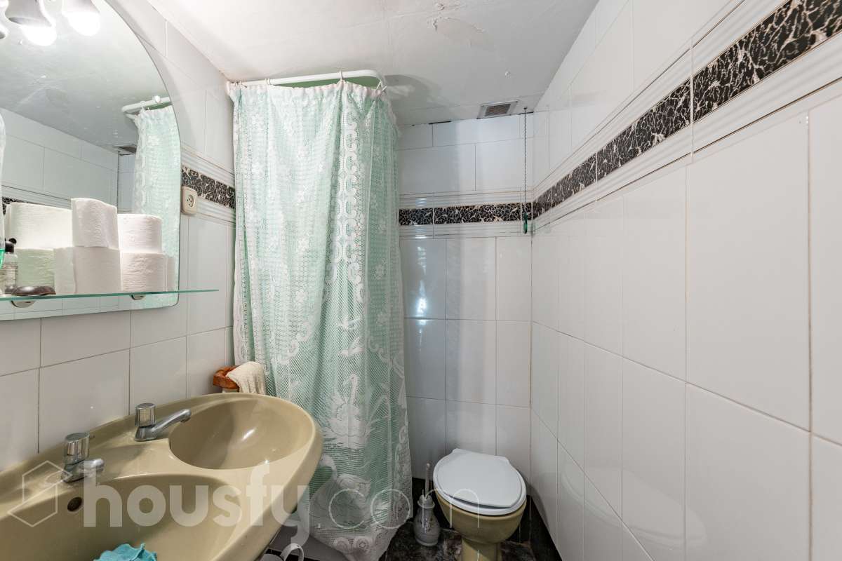 Housfy vende 🏡 amplia MASÍA ubicada en Bellprat, la cual consta de 232m2 útiles (verificados con la Dirección General de Catastro). Construido en el año: 1925. Distribución de estancias -Salón-comedor -4 Dormitorios -2 Baños -Cocina equipada Características específicas -Armario -Trastero -Balcón -Jardín privado -1 Plaza de garaje Zona y entorno Respecto a la ubicación, se sitúa en Bellprat, municipio de Barcelona. Esta propiedad se encuentra cerca de servicios básicos y en una zona rural tranquila de especial belleza. Aviso legal El precio de venta no incluye gastos de la compraventa como notaría, registro, impuestos, ni tampoco honorarios agencia. Esta publicación no es vinculante. Consulta siempre la nota simple con Housfy antes de formalizar la compraventa. Sobre nosotros Housfy es la plataforma integral de servicios inmobiliarios. Nuestra combinación de expertos y tecnología pone al alcance de todo el mundo servicios cómodos, claros y seguros. AICAT número: 7922. Nos encargamos de la gestión y asesoramiento de la compra. ¡Olvídate de todo! Hacemos los trámites por ti. Y, si además necesitas financiación, ponemos a tu disposición un bróker hipotecario para ayudarte a conseguir las mejores condiciones para tu perfil económico. ¿Quieres visitarla? Contacta con Housfy y agenda tu visita sin compromiso. Más información en: housfy.com En cumplimiento de la Ley 8/2026 en Cataluña, el certificado de presencia o ausencia de amianto se encuentra en proceso de tramitación.-23