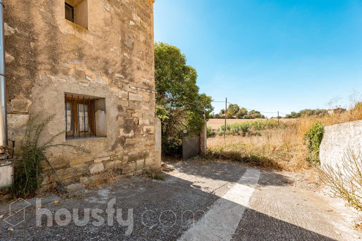 Housfy vende 🏡 amplia MASÍA ubicada en Bellprat, la cual consta de 232m2 útiles (verificados con la Dirección General de Catastro). Construido en el año: 1925. Distribución de estancias -Salón-comedor -4 Dormitorios -2 Baños -Cocina equipada Características específicas -Armario -Trastero -Balcón -Jardín privado -1 Plaza de garaje Zona y entorno Respecto a la ubicación, se sitúa en Bellprat, municipio de Barcelona. Esta propiedad se encuentra cerca de servicios básicos y en una zona rural tranquila de especial belleza. Aviso legal El precio de venta no incluye gastos de la compraventa como notaría, registro, impuestos, ni tampoco honorarios agencia. Esta publicación no es vinculante. Consulta siempre la nota simple con Housfy antes de formalizar la compraventa. Sobre nosotros Housfy es la plataforma integral de servicios inmobiliarios. Nuestra combinación de expertos y tecnología pone al alcance de todo el mundo servicios cómodos, claros y seguros. AICAT número: 7922. Nos encargamos de la gestión y asesoramiento de la compra. ¡Olvídate de todo! Hacemos los trámites por ti. Y, si además necesitas financiación, ponemos a tu disposición un bróker hipotecario para ayudarte a conseguir las mejores condiciones para tu perfil económico. ¿Quieres visitarla? Contacta con Housfy y agenda tu visita sin compromiso. Más información en: housfy.com En cumplimiento de la Ley 8/2026 en Cataluña, el certificado de presencia o ausencia de amianto se encuentra en proceso de tramitación.-31