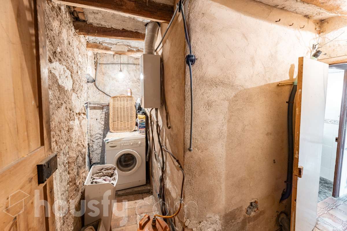 Housfy vende 🏡 amplia MASÍA ubicada en Bellprat, la cual consta de 232m2 útiles (verificados con la Dirección General de Catastro). Construido en el año: 1925. Distribución de estancias -Salón-comedor -4 Dormitorios -2 Baños -Cocina equipada Características específicas -Armario -Trastero -Balcón -Jardín privado -1 Plaza de garaje Zona y entorno Respecto a la ubicación, se sitúa en Bellprat, municipio de Barcelona. Esta propiedad se encuentra cerca de servicios básicos y en una zona rural tranquila de especial belleza. Aviso legal El precio de venta no incluye gastos de la compraventa como notaría, registro, impuestos, ni tampoco honorarios agencia. Esta publicación no es vinculante. Consulta siempre la nota simple con Housfy antes de formalizar la compraventa. Sobre nosotros Housfy es la plataforma integral de servicios inmobiliarios. Nuestra combinación de expertos y tecnología pone al alcance de todo el mundo servicios cómodos, claros y seguros. AICAT número: 7922. Nos encargamos de la gestión y asesoramiento de la compra. ¡Olvídate de todo! Hacemos los trámites por ti. Y, si además necesitas financiación, ponemos a tu disposición un bróker hipotecario para ayudarte a conseguir las mejores condiciones para tu perfil económico. ¿Quieres visitarla? Contacta con Housfy y agenda tu visita sin compromiso. Más información en: housfy.com En cumplimiento de la Ley 8/2026 en Cataluña, el certificado de presencia o ausencia de amianto se encuentra en proceso de tramitación.-46