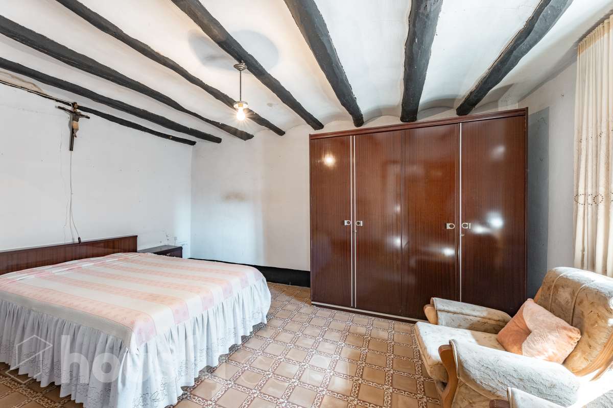 Housfy vende 🏡 amplia MASÍA ubicada en Bellprat, la cual consta de 232m2 útiles (verificados con la Dirección General de Catastro). Construido en el año: 1925. Distribución de estancias -Salón-comedor -4 Dormitorios -2 Baños -Cocina equipada Características específicas -Armario -Trastero -Balcón -Jardín privado -1 Plaza de garaje Zona y entorno Respecto a la ubicación, se sitúa en Bellprat, municipio de Barcelona. Esta propiedad se encuentra cerca de servicios básicos y en una zona rural tranquila de especial belleza. Aviso legal El precio de venta no incluye gastos de la compraventa como notaría, registro, impuestos, ni tampoco honorarios agencia. Esta publicación no es vinculante. Consulta siempre la nota simple con Housfy antes de formalizar la compraventa. Sobre nosotros Housfy es la plataforma integral de servicios inmobiliarios. Nuestra combinación de expertos y tecnología pone al alcance de todo el mundo servicios cómodos, claros y seguros. AICAT número: 7922. Nos encargamos de la gestión y asesoramiento de la compra. ¡Olvídate de todo! Hacemos los trámites por ti. Y, si además necesitas financiación, ponemos a tu disposición un bróker hipotecario para ayudarte a conseguir las mejores condiciones para tu perfil económico. ¿Quieres visitarla? Contacta con Housfy y agenda tu visita sin compromiso. Más información en: housfy.com En cumplimiento de la Ley 8/2026 en Cataluña, el certificado de presencia o ausencia de amianto se encuentra en proceso de tramitación.-11