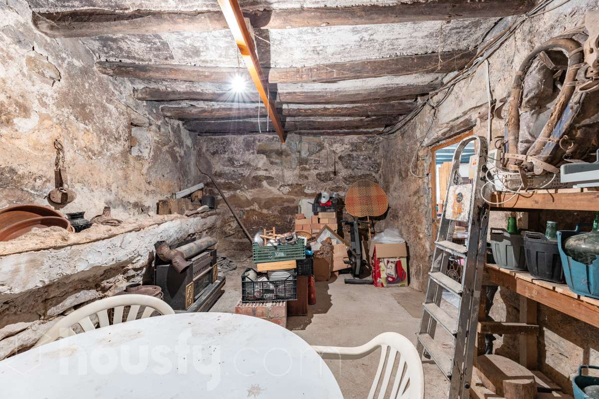 Housfy vende 🏡 amplia MASÍA ubicada en Bellprat, la cual consta de 232m2 útiles (verificados con la Dirección General de Catastro). Construido en el año: 1925. Distribución de estancias -Salón-comedor -4 Dormitorios -2 Baños -Cocina equipada Características específicas -Armario -Trastero -Balcón -Jardín privado -1 Plaza de garaje Zona y entorno Respecto a la ubicación, se sitúa en Bellprat, municipio de Barcelona. Esta propiedad se encuentra cerca de servicios básicos y en una zona rural tranquila de especial belleza. Aviso legal El precio de venta no incluye gastos de la compraventa como notaría, registro, impuestos, ni tampoco honorarios agencia. Esta publicación no es vinculante. Consulta siempre la nota simple con Housfy antes de formalizar la compraventa. Sobre nosotros Housfy es la plataforma integral de servicios inmobiliarios. Nuestra combinación de expertos y tecnología pone al alcance de todo el mundo servicios cómodos, claros y seguros. AICAT número: 7922. Nos encargamos de la gestión y asesoramiento de la compra. ¡Olvídate de todo! Hacemos los trámites por ti. Y, si además necesitas financiación, ponemos a tu disposición un bróker hipotecario para ayudarte a conseguir las mejores condiciones para tu perfil económico. ¿Quieres visitarla? Contacta con Housfy y agenda tu visita sin compromiso. Más información en: housfy.com En cumplimiento de la Ley 8/2026 en Cataluña, el certificado de presencia o ausencia de amianto se encuentra en proceso de tramitación.-44