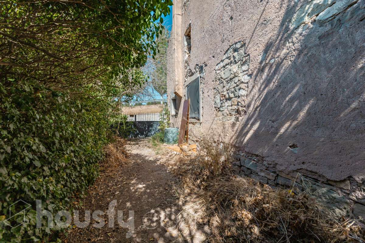Housfy vende 🏡 amplia MASÍA ubicada en Bellprat, la cual consta de 232m2 útiles (verificados con la Dirección General de Catastro). Construido en el año: 1925. Distribución de estancias -Salón-comedor -4 Dormitorios -2 Baños -Cocina equipada Características específicas -Armario -Trastero -Balcón -Jardín privado -1 Plaza de garaje Zona y entorno Respecto a la ubicación, se sitúa en Bellprat, municipio de Barcelona. Esta propiedad se encuentra cerca de servicios básicos y en una zona rural tranquila de especial belleza. Aviso legal El precio de venta no incluye gastos de la compraventa como notaría, registro, impuestos, ni tampoco honorarios agencia. Esta publicación no es vinculante. Consulta siempre la nota simple con Housfy antes de formalizar la compraventa. Sobre nosotros Housfy es la plataforma integral de servicios inmobiliarios. Nuestra combinación de expertos y tecnología pone al alcance de todo el mundo servicios cómodos, claros y seguros. AICAT número: 7922. Nos encargamos de la gestión y asesoramiento de la compra. ¡Olvídate de todo! Hacemos los trámites por ti. Y, si además necesitas financiación, ponemos a tu disposición un bróker hipotecario para ayudarte a conseguir las mejores condiciones para tu perfil económico. ¿Quieres visitarla? Contacta con Housfy y agenda tu visita sin compromiso. Más información en: housfy.com En cumplimiento de la Ley 8/2026 en Cataluña, el certificado de presencia o ausencia de amianto se encuentra en proceso de tramitación.-30