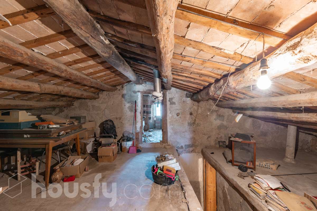 Housfy vende 🏡 amplia MASÍA ubicada en Bellprat, la cual consta de 232m2 útiles (verificados con la Dirección General de Catastro). Construido en el año: 1925. Distribución de estancias -Salón-comedor -4 Dormitorios -2 Baños -Cocina equipada Características específicas -Armario -Trastero -Balcón -Jardín privado -1 Plaza de garaje Zona y entorno Respecto a la ubicación, se sitúa en Bellprat, municipio de Barcelona. Esta propiedad se encuentra cerca de servicios básicos y en una zona rural tranquila de especial belleza. Aviso legal El precio de venta no incluye gastos de la compraventa como notaría, registro, impuestos, ni tampoco honorarios agencia. Esta publicación no es vinculante. Consulta siempre la nota simple con Housfy antes de formalizar la compraventa. Sobre nosotros Housfy es la plataforma integral de servicios inmobiliarios. Nuestra combinación de expertos y tecnología pone al alcance de todo el mundo servicios cómodos, claros y seguros. AICAT número: 7922. Nos encargamos de la gestión y asesoramiento de la compra. ¡Olvídate de todo! Hacemos los trámites por ti. Y, si además necesitas financiación, ponemos a tu disposición un bróker hipotecario para ayudarte a conseguir las mejores condiciones para tu perfil económico. ¿Quieres visitarla? Contacta con Housfy y agenda tu visita sin compromiso. Más información en: housfy.com En cumplimiento de la Ley 8/2026 en Cataluña, el certificado de presencia o ausencia de amianto se encuentra en proceso de tramitación.-49