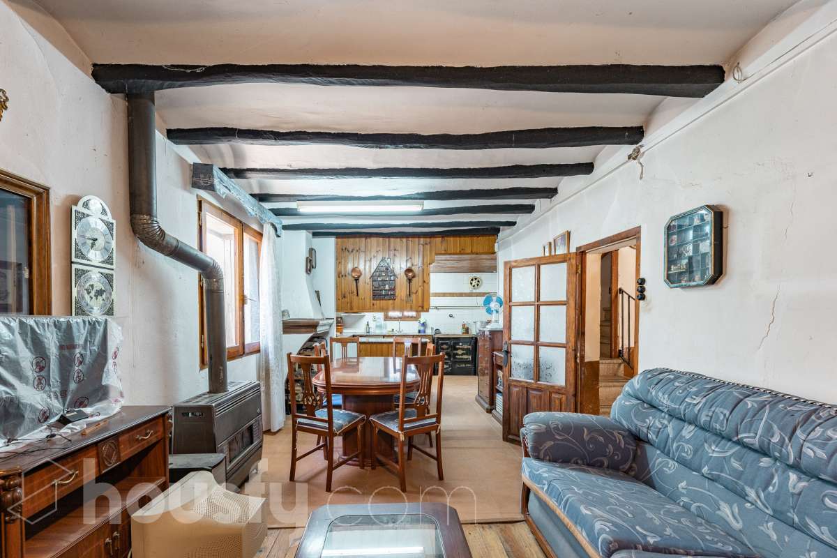 Housfy vende 🏡 amplia MASÍA ubicada en Bellprat, la cual consta de 232m2 útiles (verificados con la Dirección General de Catastro). Construido en el año: 1925. Distribución de estancias -Salón-comedor -4 Dormitorios -2 Baños -Cocina equipada Características específicas -Armario -Trastero -Balcón -Jardín privado -1 Plaza de garaje Zona y entorno Respecto a la ubicación, se sitúa en Bellprat, municipio de Barcelona. Esta propiedad se encuentra cerca de servicios básicos y en una zona rural tranquila de especial belleza. Aviso legal El precio de venta no incluye gastos de la compraventa como notaría, registro, impuestos, ni tampoco honorarios agencia. Esta publicación no es vinculante. Consulta siempre la nota simple con Housfy antes de formalizar la compraventa. Sobre nosotros Housfy es la plataforma integral de servicios inmobiliarios. Nuestra combinación de expertos y tecnología pone al alcance de todo el mundo servicios cómodos, claros y seguros. AICAT número: 7922. Nos encargamos de la gestión y asesoramiento de la compra. ¡Olvídate de todo! Hacemos los trámites por ti. Y, si además necesitas financiación, ponemos a tu disposición un bróker hipotecario para ayudarte a conseguir las mejores condiciones para tu perfil económico. ¿Quieres visitarla? Contacta con Housfy y agenda tu visita sin compromiso. Más información en: housfy.com En cumplimiento de la Ley 8/2026 en Cataluña, el certificado de presencia o ausencia de amianto se encuentra en proceso de tramitación.-3
