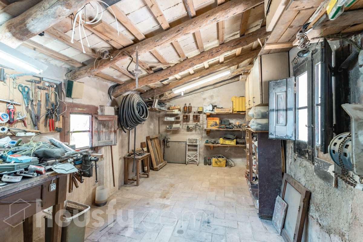Housfy vende 🏡 amplia MASÍA ubicada en Bellprat, la cual consta de 232m2 útiles (verificados con la Dirección General de Catastro). Construido en el año: 1925. Distribución de estancias -Salón-comedor -4 Dormitorios -2 Baños -Cocina equipada Características específicas -Armario -Trastero -Balcón -Jardín privado -1 Plaza de garaje Zona y entorno Respecto a la ubicación, se sitúa en Bellprat, municipio de Barcelona. Esta propiedad se encuentra cerca de servicios básicos y en una zona rural tranquila de especial belleza. Aviso legal El precio de venta no incluye gastos de la compraventa como notaría, registro, impuestos, ni tampoco honorarios agencia. Esta publicación no es vinculante. Consulta siempre la nota simple con Housfy antes de formalizar la compraventa. Sobre nosotros Housfy es la plataforma integral de servicios inmobiliarios. Nuestra combinación de expertos y tecnología pone al alcance de todo el mundo servicios cómodos, claros y seguros. AICAT número: 7922. Nos encargamos de la gestión y asesoramiento de la compra. ¡Olvídate de todo! Hacemos los trámites por ti. Y, si además necesitas financiación, ponemos a tu disposición un bróker hipotecario para ayudarte a conseguir las mejores condiciones para tu perfil económico. ¿Quieres visitarla? Contacta con Housfy y agenda tu visita sin compromiso. Más información en: housfy.com En cumplimiento de la Ley 8/2026 en Cataluña, el certificado de presencia o ausencia de amianto se encuentra en proceso de tramitación.-35
