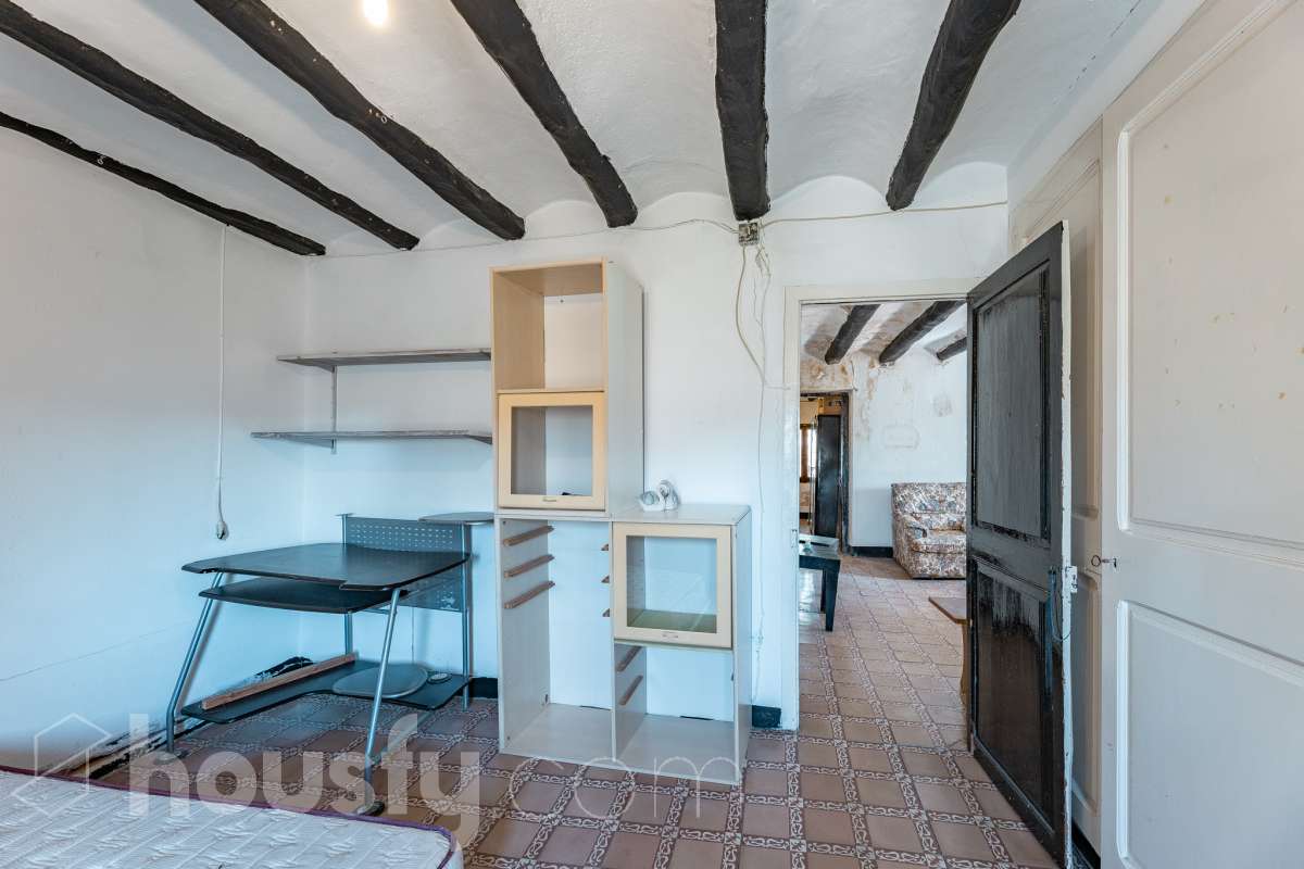 Housfy vende 🏡 amplia MASÍA ubicada en Bellprat, la cual consta de 232m2 útiles (verificados con la Dirección General de Catastro). Construido en el año: 1925. Distribución de estancias -Salón-comedor -4 Dormitorios -2 Baños -Cocina equipada Características específicas -Armario -Trastero -Balcón -Jardín privado -1 Plaza de garaje Zona y entorno Respecto a la ubicación, se sitúa en Bellprat, municipio de Barcelona. Esta propiedad se encuentra cerca de servicios básicos y en una zona rural tranquila de especial belleza. Aviso legal El precio de venta no incluye gastos de la compraventa como notaría, registro, impuestos, ni tampoco honorarios agencia. Esta publicación no es vinculante. Consulta siempre la nota simple con Housfy antes de formalizar la compraventa. Sobre nosotros Housfy es la plataforma integral de servicios inmobiliarios. Nuestra combinación de expertos y tecnología pone al alcance de todo el mundo servicios cómodos, claros y seguros. AICAT número: 7922. Nos encargamos de la gestión y asesoramiento de la compra. ¡Olvídate de todo! Hacemos los trámites por ti. Y, si además necesitas financiación, ponemos a tu disposición un bróker hipotecario para ayudarte a conseguir las mejores condiciones para tu perfil económico. ¿Quieres visitarla? Contacta con Housfy y agenda tu visita sin compromiso. Más información en: housfy.com En cumplimiento de la Ley 8/2026 en Cataluña, el certificado de presencia o ausencia de amianto se encuentra en proceso de tramitación.-8