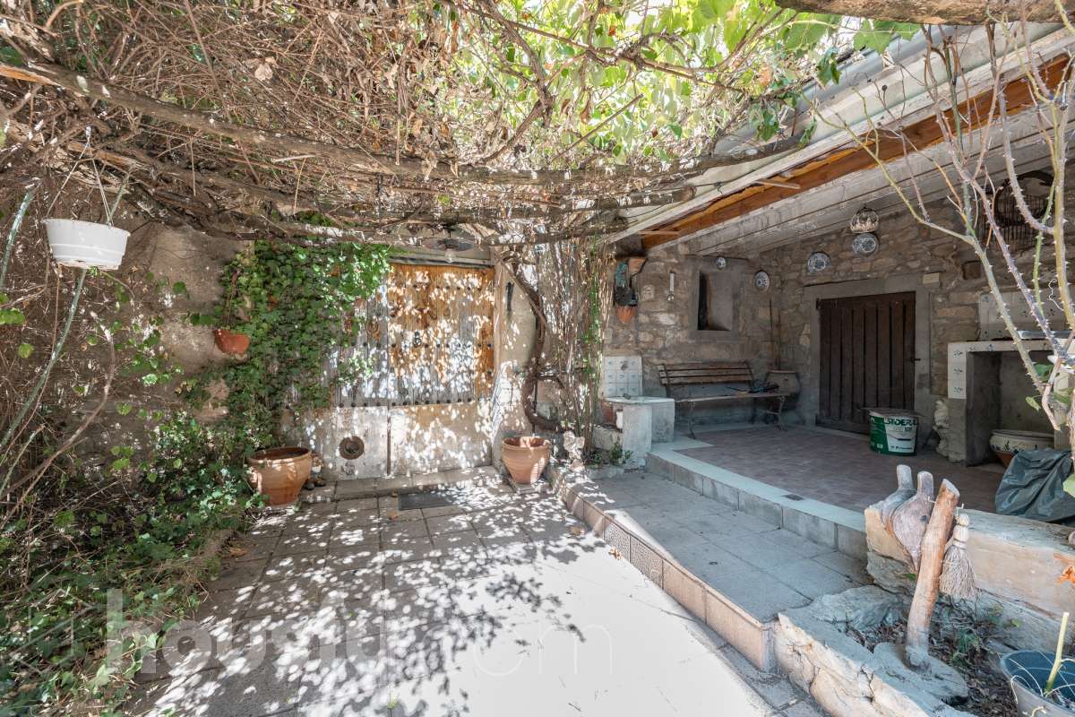 Housfy vende 🏡 amplia MASÍA ubicada en Bellprat, la cual consta de 232m2 útiles (verificados con la Dirección General de Catastro). Construido en el año: 1925. Distribución de estancias -Salón-comedor -4 Dormitorios -2 Baños -Cocina equipada Características específicas -Armario -Trastero -Balcón -Jardín privado -1 Plaza de garaje Zona y entorno Respecto a la ubicación, se sitúa en Bellprat, municipio de Barcelona. Esta propiedad se encuentra cerca de servicios básicos y en una zona rural tranquila de especial belleza. Aviso legal El precio de venta no incluye gastos de la compraventa como notaría, registro, impuestos, ni tampoco honorarios agencia. Esta publicación no es vinculante. Consulta siempre la nota simple con Housfy antes de formalizar la compraventa. Sobre nosotros Housfy es la plataforma integral de servicios inmobiliarios. Nuestra combinación de expertos y tecnología pone al alcance de todo el mundo servicios cómodos, claros y seguros. AICAT número: 7922. Nos encargamos de la gestión y asesoramiento de la compra. ¡Olvídate de todo! Hacemos los trámites por ti. Y, si además necesitas financiación, ponemos a tu disposición un bróker hipotecario para ayudarte a conseguir las mejores condiciones para tu perfil económico. ¿Quieres visitarla? Contacta con Housfy y agenda tu visita sin compromiso. Más información en: housfy.com En cumplimiento de la Ley 8/2026 en Cataluña, el certificado de presencia o ausencia de amianto se encuentra en proceso de tramitación.-28