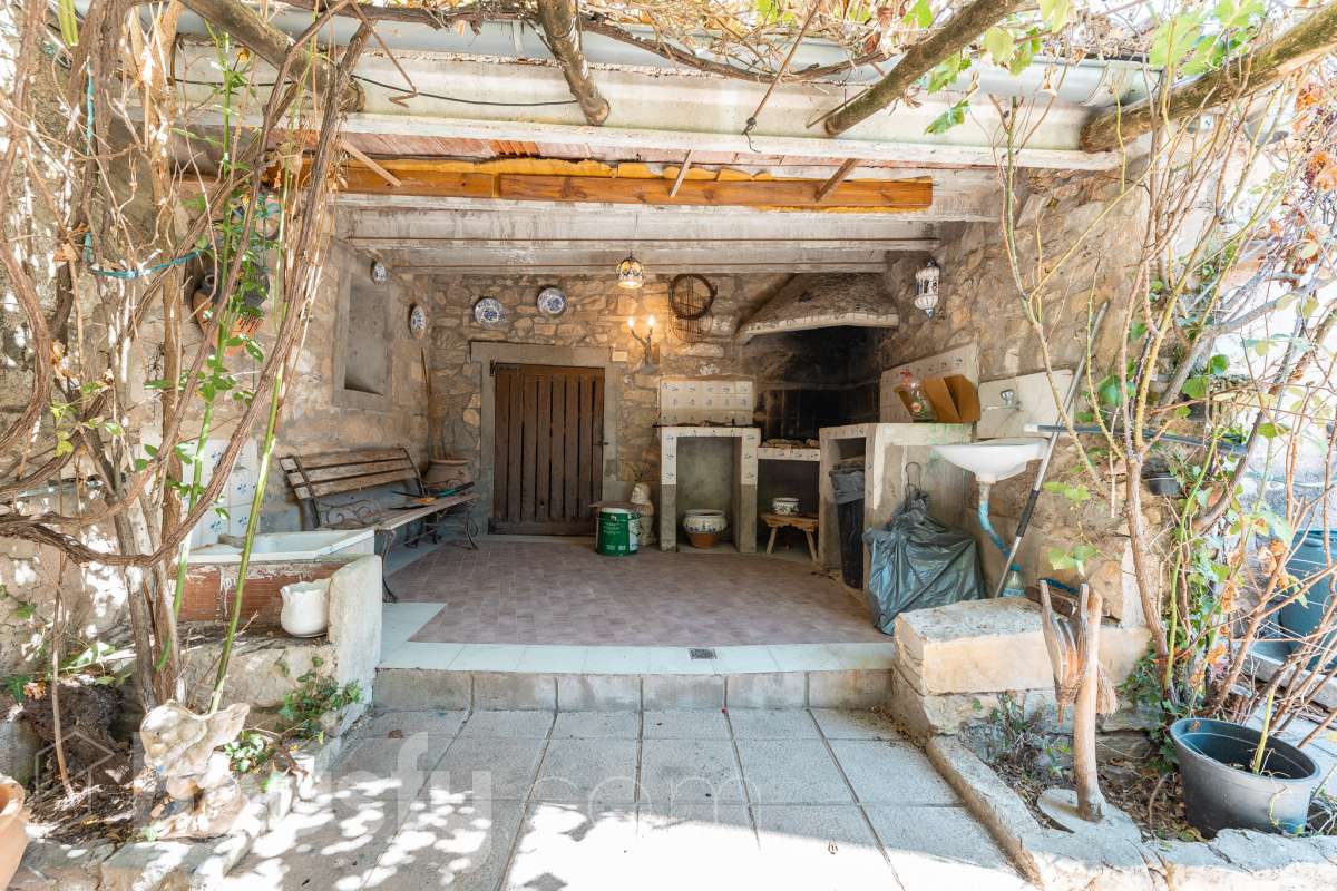 Housfy vende 🏡 amplia MASÍA ubicada en Bellprat, la cual consta de 232m2 útiles (verificados con la Dirección General de Catastro). Construido en el año: 1925. Distribución de estancias -Salón-comedor -4 Dormitorios -2 Baños -Cocina equipada Características específicas -Armario -Trastero -Balcón -Jardín privado -1 Plaza de garaje Zona y entorno Respecto a la ubicación, se sitúa en Bellprat, municipio de Barcelona. Esta propiedad se encuentra cerca de servicios básicos y en una zona rural tranquila de especial belleza. Aviso legal El precio de venta no incluye gastos de la compraventa como notaría, registro, impuestos, ni tampoco honorarios agencia. Esta publicación no es vinculante. Consulta siempre la nota simple con Housfy antes de formalizar la compraventa. Sobre nosotros Housfy es la plataforma integral de servicios inmobiliarios. Nuestra combinación de expertos y tecnología pone al alcance de todo el mundo servicios cómodos, claros y seguros. AICAT número: 7922. Nos encargamos de la gestión y asesoramiento de la compra. ¡Olvídate de todo! Hacemos los trámites por ti. Y, si además necesitas financiación, ponemos a tu disposición un bróker hipotecario para ayudarte a conseguir las mejores condiciones para tu perfil económico. ¿Quieres visitarla? Contacta con Housfy y agenda tu visita sin compromiso. Más información en: housfy.com En cumplimiento de la Ley 8/2026 en Cataluña, el certificado de presencia o ausencia de amianto se encuentra en proceso de tramitación.-27