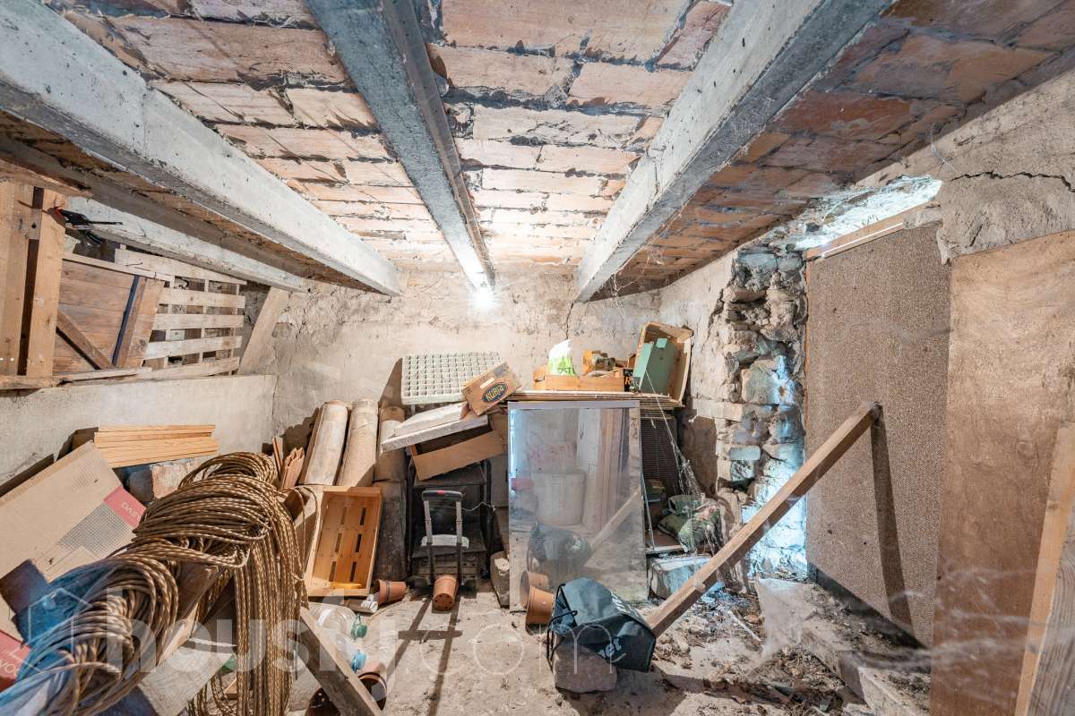 Housfy vende 🏡 amplia MASÍA ubicada en Bellprat, la cual consta de 232m2 útiles (verificados con la Dirección General de Catastro). Construido en el año: 1925. Distribución de estancias -Salón-comedor -4 Dormitorios -2 Baños -Cocina equipada Características específicas -Armario -Trastero -Balcón -Jardín privado -1 Plaza de garaje Zona y entorno Respecto a la ubicación, se sitúa en Bellprat, municipio de Barcelona. Esta propiedad se encuentra cerca de servicios básicos y en una zona rural tranquila de especial belleza. Aviso legal El precio de venta no incluye gastos de la compraventa como notaría, registro, impuestos, ni tampoco honorarios agencia. Esta publicación no es vinculante. Consulta siempre la nota simple con Housfy antes de formalizar la compraventa. Sobre nosotros Housfy es la plataforma integral de servicios inmobiliarios. Nuestra combinación de expertos y tecnología pone al alcance de todo el mundo servicios cómodos, claros y seguros. AICAT número: 7922. Nos encargamos de la gestión y asesoramiento de la compra. ¡Olvídate de todo! Hacemos los trámites por ti. Y, si además necesitas financiación, ponemos a tu disposición un bróker hipotecario para ayudarte a conseguir las mejores condiciones para tu perfil económico. ¿Quieres visitarla? Contacta con Housfy y agenda tu visita sin compromiso. Más información en: housfy.com En cumplimiento de la Ley 8/2026 en Cataluña, el certificado de presencia o ausencia de amianto se encuentra en proceso de tramitación.-40
