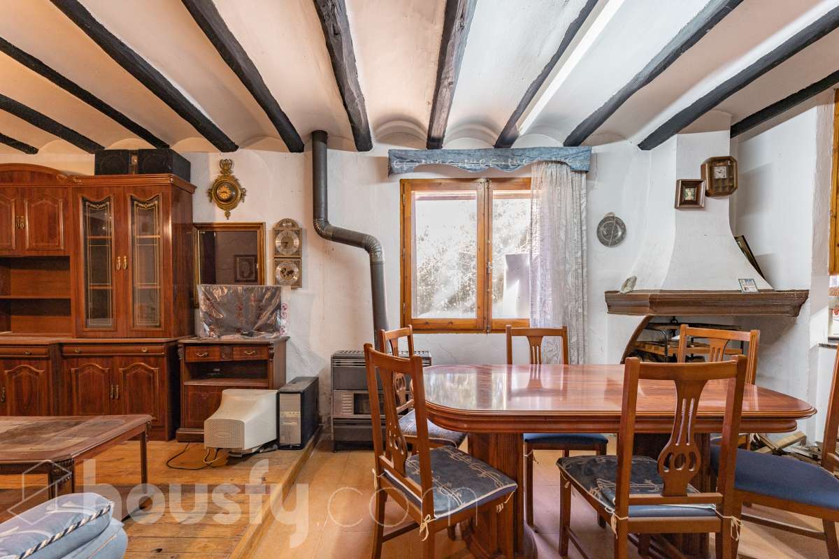 Housfy vende 🏡 amplia MASÍA ubicada en Bellprat, la cual consta de 232m2 útiles (verificados con la Dirección General de Catastro). Construido en el año: 1925. Distribución de estancias -Salón-comedor -4 Dormitorios -2 Baños -Cocina equipada Características específicas -Armario -Trastero -Balcón -Jardín privado -1 Plaza de garaje Zona y entorno Respecto a la ubicación, se sitúa en Bellprat, municipio de Barcelona. Esta propiedad se encuentra cerca de servicios básicos y en una zona rural tranquila de especial belleza. Aviso legal El precio de venta no incluye gastos de la compraventa como notaría, registro, impuestos, ni tampoco honorarios agencia. Esta publicación no es vinculante. Consulta siempre la nota simple con Housfy antes de formalizar la compraventa. Sobre nosotros Housfy es la plataforma integral de servicios inmobiliarios. Nuestra combinación de expertos y tecnología pone al alcance de todo el mundo servicios cómodos, claros y seguros. AICAT número: 7922. Nos encargamos de la gestión y asesoramiento de la compra. ¡Olvídate de todo! Hacemos los trámites por ti. Y, si además necesitas financiación, ponemos a tu disposición un bróker hipotecario para ayudarte a conseguir las mejores condiciones para tu perfil económico. ¿Quieres visitarla? Contacta con Housfy y agenda tu visita sin compromiso. Más información en: housfy.com En cumplimiento de la Ley 8/2026 en Cataluña, el certificado de presencia o ausencia de amianto se encuentra en proceso de tramitación.-19