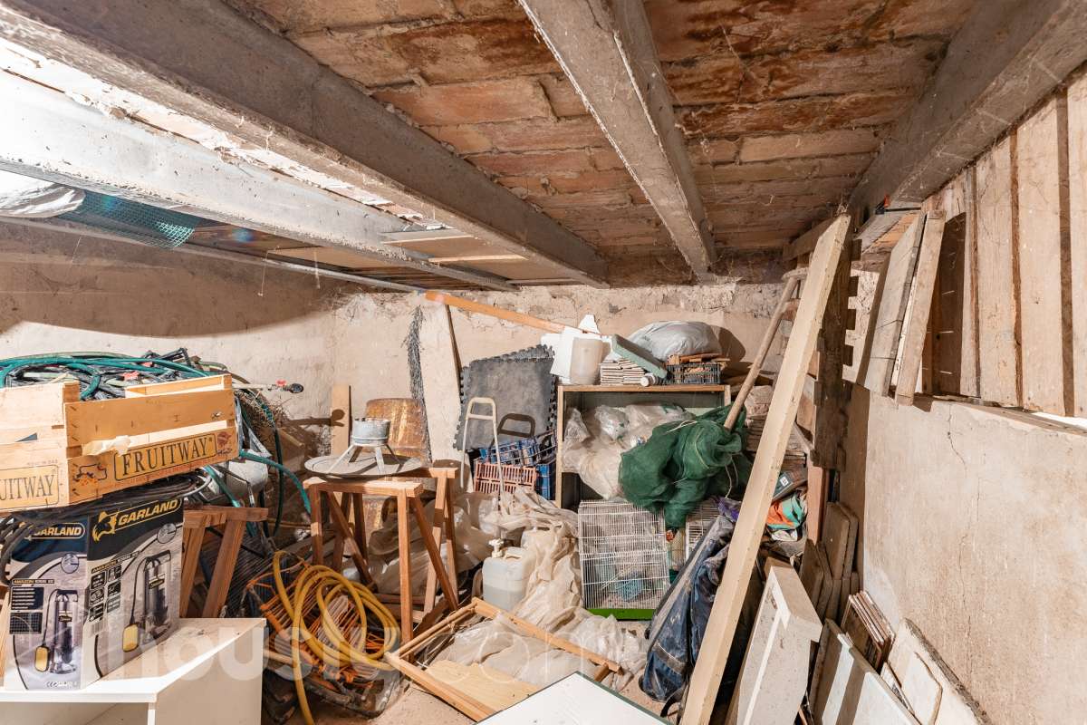Housfy vende 🏡 amplia MASÍA ubicada en Bellprat, la cual consta de 232m2 útiles (verificados con la Dirección General de Catastro). Construido en el año: 1925. Distribución de estancias -Salón-comedor -4 Dormitorios -2 Baños -Cocina equipada Características específicas -Armario -Trastero -Balcón -Jardín privado -1 Plaza de garaje Zona y entorno Respecto a la ubicación, se sitúa en Bellprat, municipio de Barcelona. Esta propiedad se encuentra cerca de servicios básicos y en una zona rural tranquila de especial belleza. Aviso legal El precio de venta no incluye gastos de la compraventa como notaría, registro, impuestos, ni tampoco honorarios agencia. Esta publicación no es vinculante. Consulta siempre la nota simple con Housfy antes de formalizar la compraventa. Sobre nosotros Housfy es la plataforma integral de servicios inmobiliarios. Nuestra combinación de expertos y tecnología pone al alcance de todo el mundo servicios cómodos, claros y seguros. AICAT número: 7922. Nos encargamos de la gestión y asesoramiento de la compra. ¡Olvídate de todo! Hacemos los trámites por ti. Y, si además necesitas financiación, ponemos a tu disposición un bróker hipotecario para ayudarte a conseguir las mejores condiciones para tu perfil económico. ¿Quieres visitarla? Contacta con Housfy y agenda tu visita sin compromiso. Más información en: housfy.com En cumplimiento de la Ley 8/2026 en Cataluña, el certificado de presencia o ausencia de amianto se encuentra en proceso de tramitación.-41