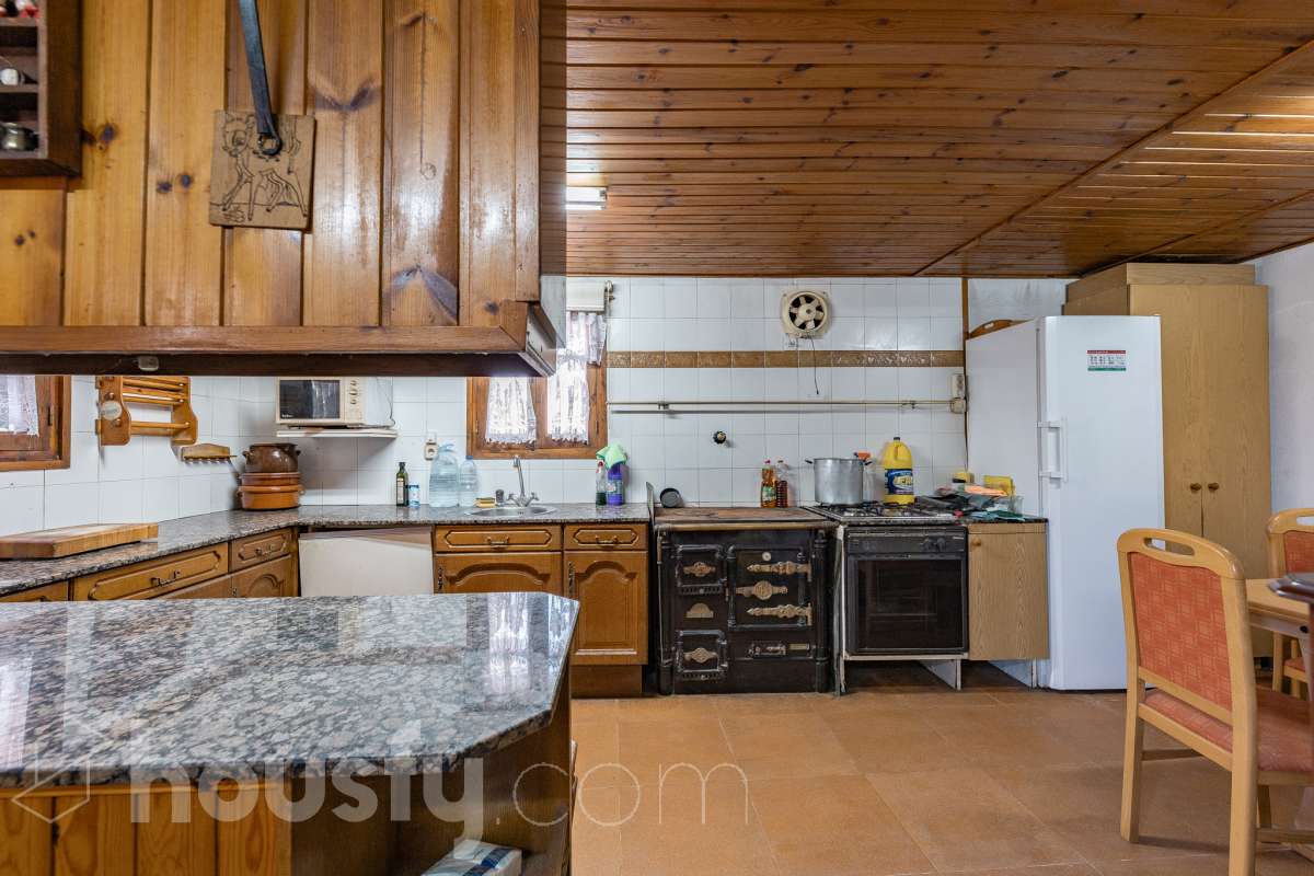 Housfy vende 🏡 amplia MASÍA ubicada en Bellprat, la cual consta de 232m2 útiles (verificados con la Dirección General de Catastro). Construido en el año: 1925. Distribución de estancias -Salón-comedor -4 Dormitorios -2 Baños -Cocina equipada Características específicas -Armario -Trastero -Balcón -Jardín privado -1 Plaza de garaje Zona y entorno Respecto a la ubicación, se sitúa en Bellprat, municipio de Barcelona. Esta propiedad se encuentra cerca de servicios básicos y en una zona rural tranquila de especial belleza. Aviso legal El precio de venta no incluye gastos de la compraventa como notaría, registro, impuestos, ni tampoco honorarios agencia. Esta publicación no es vinculante. Consulta siempre la nota simple con Housfy antes de formalizar la compraventa. Sobre nosotros Housfy es la plataforma integral de servicios inmobiliarios. Nuestra combinación de expertos y tecnología pone al alcance de todo el mundo servicios cómodos, claros y seguros. AICAT número: 7922. Nos encargamos de la gestión y asesoramiento de la compra. ¡Olvídate de todo! Hacemos los trámites por ti. Y, si además necesitas financiación, ponemos a tu disposición un bróker hipotecario para ayudarte a conseguir las mejores condiciones para tu perfil económico. ¿Quieres visitarla? Contacta con Housfy y agenda tu visita sin compromiso. Más información en: housfy.com En cumplimiento de la Ley 8/2026 en Cataluña, el certificado de presencia o ausencia de amianto se encuentra en proceso de tramitación.-20