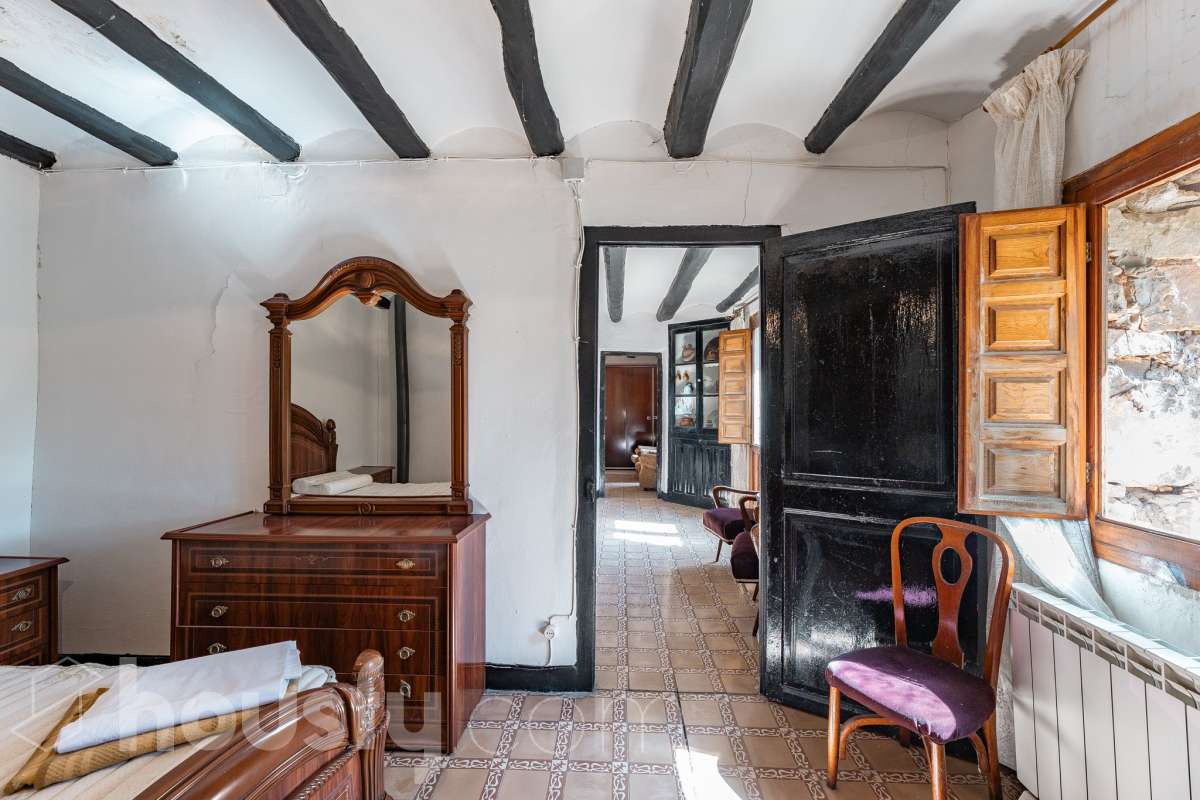 Housfy vende 🏡 amplia MASÍA ubicada en Bellprat, la cual consta de 232m2 útiles (verificados con la Dirección General de Catastro). Construido en el año: 1925. Distribución de estancias -Salón-comedor -4 Dormitorios -2 Baños -Cocina equipada Características específicas -Armario -Trastero -Balcón -Jardín privado -1 Plaza de garaje Zona y entorno Respecto a la ubicación, se sitúa en Bellprat, municipio de Barcelona. Esta propiedad se encuentra cerca de servicios básicos y en una zona rural tranquila de especial belleza. Aviso legal El precio de venta no incluye gastos de la compraventa como notaría, registro, impuestos, ni tampoco honorarios agencia. Esta publicación no es vinculante. Consulta siempre la nota simple con Housfy antes de formalizar la compraventa. Sobre nosotros Housfy es la plataforma integral de servicios inmobiliarios. Nuestra combinación de expertos y tecnología pone al alcance de todo el mundo servicios cómodos, claros y seguros. AICAT número: 7922. Nos encargamos de la gestión y asesoramiento de la compra. ¡Olvídate de todo! Hacemos los trámites por ti. Y, si además necesitas financiación, ponemos a tu disposición un bróker hipotecario para ayudarte a conseguir las mejores condiciones para tu perfil económico. ¿Quieres visitarla? Contacta con Housfy y agenda tu visita sin compromiso. Más información en: housfy.com En cumplimiento de la Ley 8/2026 en Cataluña, el certificado de presencia o ausencia de amianto se encuentra en proceso de tramitación.-10
