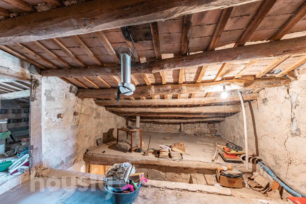 Housfy vende 🏡 amplia MASÍA ubicada en Bellprat, la cual consta de 232m2 útiles (verificados con la Dirección General de Catastro). Construido en el año: 1925. Distribución de estancias -Salón-comedor -4 Dormitorios -2 Baños -Cocina equipada Características específicas -Armario -Trastero -Balcón -Jardín privado -1 Plaza de garaje Zona y entorno Respecto a la ubicación, se sitúa en Bellprat, municipio de Barcelona. Esta propiedad se encuentra cerca de servicios básicos y en una zona rural tranquila de especial belleza. Aviso legal El precio de venta no incluye gastos de la compraventa como notaría, registro, impuestos, ni tampoco honorarios agencia. Esta publicación no es vinculante. Consulta siempre la nota simple con Housfy antes de formalizar la compraventa. Sobre nosotros Housfy es la plataforma integral de servicios inmobiliarios. Nuestra combinación de expertos y tecnología pone al alcance de todo el mundo servicios cómodos, claros y seguros. AICAT número: 7922. Nos encargamos de la gestión y asesoramiento de la compra. ¡Olvídate de todo! Hacemos los trámites por ti. Y, si además necesitas financiación, ponemos a tu disposición un bróker hipotecario para ayudarte a conseguir las mejores condiciones para tu perfil económico. ¿Quieres visitarla? Contacta con Housfy y agenda tu visita sin compromiso. Más información en: housfy.com En cumplimiento de la Ley 8/2026 en Cataluña, el certificado de presencia o ausencia de amianto se encuentra en proceso de tramitación.-50