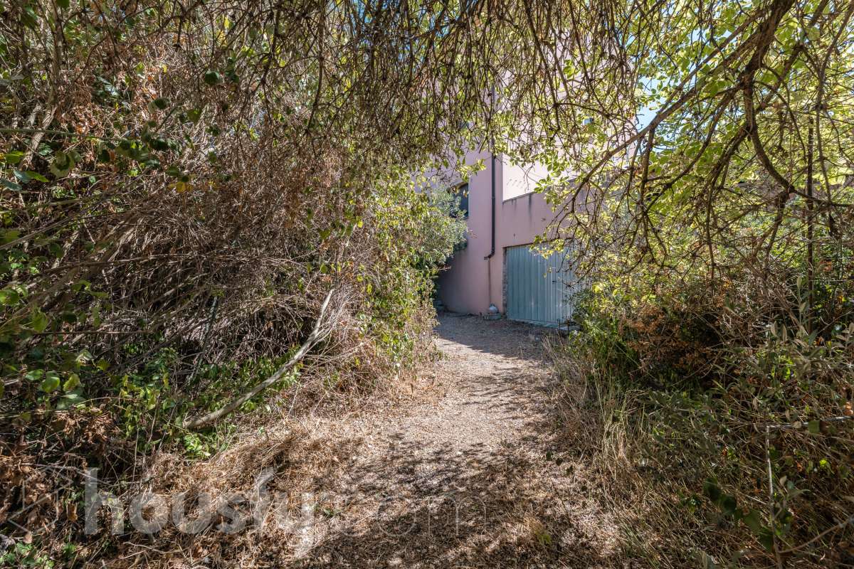Housfy vende 🏡 amplia MASÍA ubicada en Bellprat, la cual consta de 232m2 útiles (verificados con la Dirección General de Catastro). Construido en el año: 1925. Distribución de estancias -Salón-comedor -4 Dormitorios -2 Baños -Cocina equipada Características específicas -Armario -Trastero -Balcón -Jardín privado -1 Plaza de garaje Zona y entorno Respecto a la ubicación, se sitúa en Bellprat, municipio de Barcelona. Esta propiedad se encuentra cerca de servicios básicos y en una zona rural tranquila de especial belleza. Aviso legal El precio de venta no incluye gastos de la compraventa como notaría, registro, impuestos, ni tampoco honorarios agencia. Esta publicación no es vinculante. Consulta siempre la nota simple con Housfy antes de formalizar la compraventa. Sobre nosotros Housfy es la plataforma integral de servicios inmobiliarios. Nuestra combinación de expertos y tecnología pone al alcance de todo el mundo servicios cómodos, claros y seguros. AICAT número: 7922. Nos encargamos de la gestión y asesoramiento de la compra. ¡Olvídate de todo! Hacemos los trámites por ti. Y, si además necesitas financiación, ponemos a tu disposición un bróker hipotecario para ayudarte a conseguir las mejores condiciones para tu perfil económico. ¿Quieres visitarla? Contacta con Housfy y agenda tu visita sin compromiso. Más información en: housfy.com En cumplimiento de la Ley 8/2026 en Cataluña, el certificado de presencia o ausencia de amianto se encuentra en proceso de tramitación.-29
