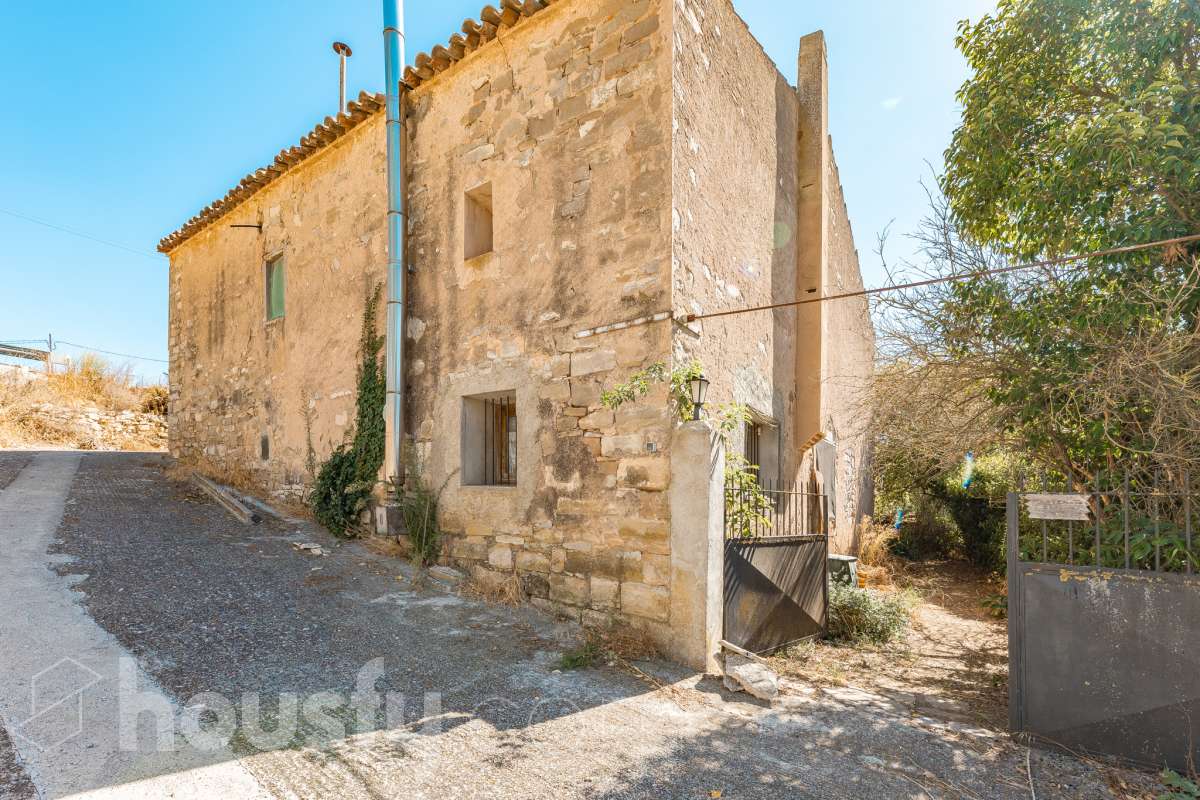 Housfy vende 🏡 amplia MASÍA ubicada en Bellprat, la cual consta de 232m2 útiles (verificados con la Dirección General de Catastro). Construido en el año: 1925. Distribución de estancias -Salón-comedor -4 Dormitorios -2 Baños -Cocina equipada Características específicas -Armario -Trastero -Balcón -Jardín privado -1 Plaza de garaje Zona y entorno Respecto a la ubicación, se sitúa en Bellprat, municipio de Barcelona. Esta propiedad se encuentra cerca de servicios básicos y en una zona rural tranquila de especial belleza. Aviso legal El precio de venta no incluye gastos de la compraventa como notaría, registro, impuestos, ni tampoco honorarios agencia. Esta publicación no es vinculante. Consulta siempre la nota simple con Housfy antes de formalizar la compraventa. Sobre nosotros Housfy es la plataforma integral de servicios inmobiliarios. Nuestra combinación de expertos y tecnología pone al alcance de todo el mundo servicios cómodos, claros y seguros. AICAT número: 7922. Nos encargamos de la gestión y asesoramiento de la compra. ¡Olvídate de todo! Hacemos los trámites por ti. Y, si además necesitas financiación, ponemos a tu disposición un bróker hipotecario para ayudarte a conseguir las mejores condiciones para tu perfil económico. ¿Quieres visitarla? Contacta con Housfy y agenda tu visita sin compromiso. Más información en: housfy.com En cumplimiento de la Ley 8/2026 en Cataluña, el certificado de presencia o ausencia de amianto se encuentra en proceso de tramitación.-33