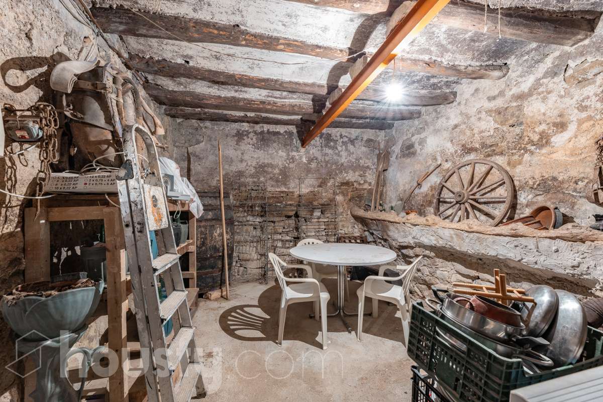 Housfy vende 🏡 amplia MASÍA ubicada en Bellprat, la cual consta de 232m2 útiles (verificados con la Dirección General de Catastro). Construido en el año: 1925. Distribución de estancias -Salón-comedor -4 Dormitorios -2 Baños -Cocina equipada Características específicas -Armario -Trastero -Balcón -Jardín privado -1 Plaza de garaje Zona y entorno Respecto a la ubicación, se sitúa en Bellprat, municipio de Barcelona. Esta propiedad se encuentra cerca de servicios básicos y en una zona rural tranquila de especial belleza. Aviso legal El precio de venta no incluye gastos de la compraventa como notaría, registro, impuestos, ni tampoco honorarios agencia. Esta publicación no es vinculante. Consulta siempre la nota simple con Housfy antes de formalizar la compraventa. Sobre nosotros Housfy es la plataforma integral de servicios inmobiliarios. Nuestra combinación de expertos y tecnología pone al alcance de todo el mundo servicios cómodos, claros y seguros. AICAT número: 7922. Nos encargamos de la gestión y asesoramiento de la compra. ¡Olvídate de todo! Hacemos los trámites por ti. Y, si además necesitas financiación, ponemos a tu disposición un bróker hipotecario para ayudarte a conseguir las mejores condiciones para tu perfil económico. ¿Quieres visitarla? Contacta con Housfy y agenda tu visita sin compromiso. Más información en: housfy.com En cumplimiento de la Ley 8/2026 en Cataluña, el certificado de presencia o ausencia de amianto se encuentra en proceso de tramitación.-43