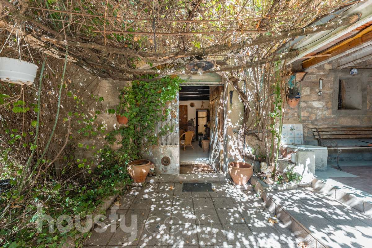 Housfy vende 🏡 amplia MASÍA ubicada en Bellprat, la cual consta de 232m2 útiles (verificados con la Dirección General de Catastro). Construido en el año: 1925. Distribución de estancias -Salón-comedor -4 Dormitorios -2 Baños -Cocina equipada Características específicas -Armario -Trastero -Balcón -Jardín privado -1 Plaza de garaje Zona y entorno Respecto a la ubicación, se sitúa en Bellprat, municipio de Barcelona. Esta propiedad se encuentra cerca de servicios básicos y en una zona rural tranquila de especial belleza. Aviso legal El precio de venta no incluye gastos de la compraventa como notaría, registro, impuestos, ni tampoco honorarios agencia. Esta publicación no es vinculante. Consulta siempre la nota simple con Housfy antes de formalizar la compraventa. Sobre nosotros Housfy es la plataforma integral de servicios inmobiliarios. Nuestra combinación de expertos y tecnología pone al alcance de todo el mundo servicios cómodos, claros y seguros. AICAT número: 7922. Nos encargamos de la gestión y asesoramiento de la compra. ¡Olvídate de todo! Hacemos los trámites por ti. Y, si además necesitas financiación, ponemos a tu disposición un bróker hipotecario para ayudarte a conseguir las mejores condiciones para tu perfil económico. ¿Quieres visitarla? Contacta con Housfy y agenda tu visita sin compromiso. Más información en: housfy.com En cumplimiento de la Ley 8/2026 en Cataluña, el certificado de presencia o ausencia de amianto se encuentra en proceso de tramitación.-32