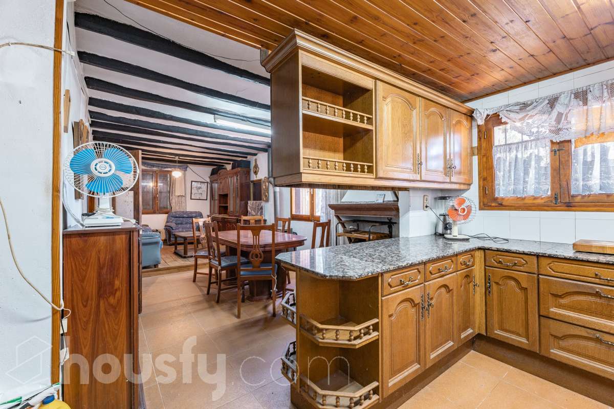 Housfy vende 🏡 amplia MASÍA ubicada en Bellprat, la cual consta de 232m2 útiles (verificados con la Dirección General de Catastro). Construido en el año: 1925. Distribución de estancias -Salón-comedor -4 Dormitorios -2 Baños -Cocina equipada Características específicas -Armario -Trastero -Balcón -Jardín privado -1 Plaza de garaje Zona y entorno Respecto a la ubicación, se sitúa en Bellprat, municipio de Barcelona. Esta propiedad se encuentra cerca de servicios básicos y en una zona rural tranquila de especial belleza. Aviso legal El precio de venta no incluye gastos de la compraventa como notaría, registro, impuestos, ni tampoco honorarios agencia. Esta publicación no es vinculante. Consulta siempre la nota simple con Housfy antes de formalizar la compraventa. Sobre nosotros Housfy es la plataforma integral de servicios inmobiliarios. Nuestra combinación de expertos y tecnología pone al alcance de todo el mundo servicios cómodos, claros y seguros. AICAT número: 7922. Nos encargamos de la gestión y asesoramiento de la compra. ¡Olvídate de todo! Hacemos los trámites por ti. Y, si además necesitas financiación, ponemos a tu disposición un bróker hipotecario para ayudarte a conseguir las mejores condiciones para tu perfil económico. ¿Quieres visitarla? Contacta con Housfy y agenda tu visita sin compromiso. Más información en: housfy.com En cumplimiento de la Ley 8/2026 en Cataluña, el certificado de presencia o ausencia de amianto se encuentra en proceso de tramitación.-15