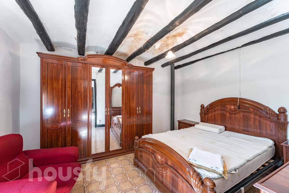 Housfy vende 🏡 amplia MASÍA ubicada en Bellprat, la cual consta de 232m2 útiles (verificados con la Dirección General de Catastro). Construido en el año: 1925. Distribución de estancias -Salón-comedor -4 Dormitorios -2 Baños -Cocina equipada Características específicas -Armario -Trastero -Balcón -Jardín privado -1 Plaza de garaje Zona y entorno Respecto a la ubicación, se sitúa en Bellprat, municipio de Barcelona. Esta propiedad se encuentra cerca de servicios básicos y en una zona rural tranquila de especial belleza. Aviso legal El precio de venta no incluye gastos de la compraventa como notaría, registro, impuestos, ni tampoco honorarios agencia. Esta publicación no es vinculante. Consulta siempre la nota simple con Housfy antes de formalizar la compraventa. Sobre nosotros Housfy es la plataforma integral de servicios inmobiliarios. Nuestra combinación de expertos y tecnología pone al alcance de todo el mundo servicios cómodos, claros y seguros. AICAT número: 7922. Nos encargamos de la gestión y asesoramiento de la compra. ¡Olvídate de todo! Hacemos los trámites por ti. Y, si además necesitas financiación, ponemos a tu disposición un bróker hipotecario para ayudarte a conseguir las mejores condiciones para tu perfil económico. ¿Quieres visitarla? Contacta con Housfy y agenda tu visita sin compromiso. Más información en: housfy.com En cumplimiento de la Ley 8/2026 en Cataluña, el certificado de presencia o ausencia de amianto se encuentra en proceso de tramitación.-9
