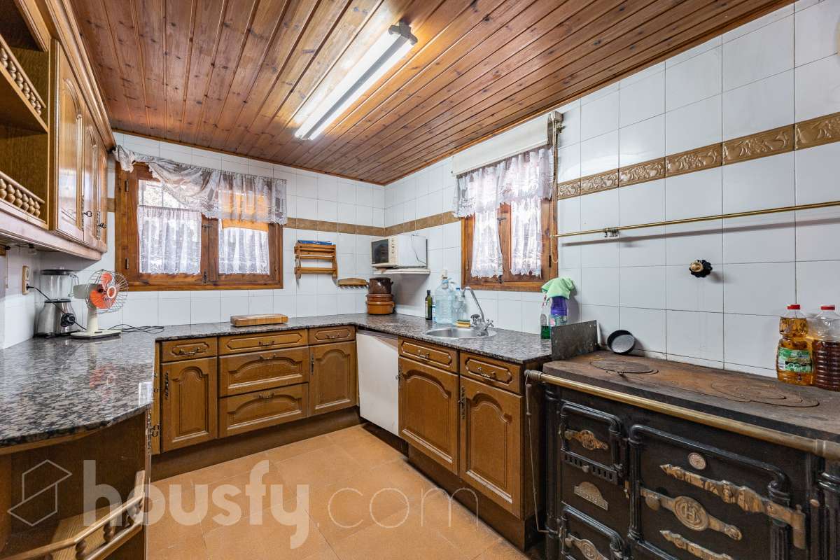 Housfy vende 🏡 amplia MASÍA ubicada en Bellprat, la cual consta de 232m2 útiles (verificados con la Dirección General de Catastro). Construido en el año: 1925. Distribución de estancias -Salón-comedor -4 Dormitorios -2 Baños -Cocina equipada Características específicas -Armario -Trastero -Balcón -Jardín privado -1 Plaza de garaje Zona y entorno Respecto a la ubicación, se sitúa en Bellprat, municipio de Barcelona. Esta propiedad se encuentra cerca de servicios básicos y en una zona rural tranquila de especial belleza. Aviso legal El precio de venta no incluye gastos de la compraventa como notaría, registro, impuestos, ni tampoco honorarios agencia. Esta publicación no es vinculante. Consulta siempre la nota simple con Housfy antes de formalizar la compraventa. Sobre nosotros Housfy es la plataforma integral de servicios inmobiliarios. Nuestra combinación de expertos y tecnología pone al alcance de todo el mundo servicios cómodos, claros y seguros. AICAT número: 7922. Nos encargamos de la gestión y asesoramiento de la compra. ¡Olvídate de todo! Hacemos los trámites por ti. Y, si además necesitas financiación, ponemos a tu disposición un bróker hipotecario para ayudarte a conseguir las mejores condiciones para tu perfil económico. ¿Quieres visitarla? Contacta con Housfy y agenda tu visita sin compromiso. Más información en: housfy.com En cumplimiento de la Ley 8/2026 en Cataluña, el certificado de presencia o ausencia de amianto se encuentra en proceso de tramitación.-17