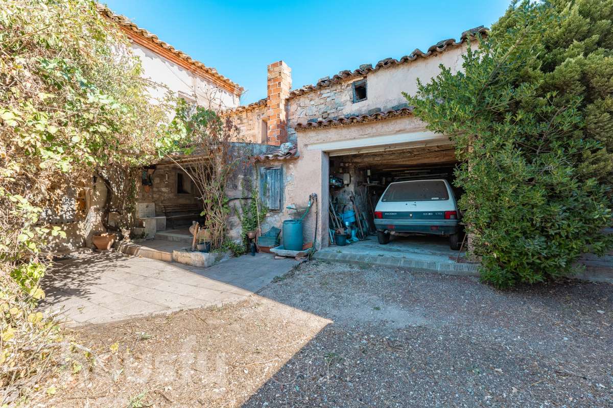 Housfy vende 🏡 amplia MASÍA ubicada en Bellprat, la cual consta de 232m2 útiles (verificados con la Dirección General de Catastro). Construido en el año: 1925. Distribución de estancias -Salón-comedor -4 Dormitorios -2 Baños -Cocina equipada Características específicas -Armario -Trastero -Balcón -Jardín privado -1 Plaza de garaje Zona y entorno Respecto a la ubicación, se sitúa en Bellprat, municipio de Barcelona. Esta propiedad se encuentra cerca de servicios básicos y en una zona rural tranquila de especial belleza. Aviso legal El precio de venta no incluye gastos de la compraventa como notaría, registro, impuestos, ni tampoco honorarios agencia. Esta publicación no es vinculante. Consulta siempre la nota simple con Housfy antes de formalizar la compraventa. Sobre nosotros Housfy es la plataforma integral de servicios inmobiliarios. Nuestra combinación de expertos y tecnología pone al alcance de todo el mundo servicios cómodos, claros y seguros. AICAT número: 7922. Nos encargamos de la gestión y asesoramiento de la compra. ¡Olvídate de todo! Hacemos los trámites por ti. Y, si además necesitas financiación, ponemos a tu disposición un bróker hipotecario para ayudarte a conseguir las mejores condiciones para tu perfil económico. ¿Quieres visitarla? Contacta con Housfy y agenda tu visita sin compromiso. Más información en: housfy.com En cumplimiento de la Ley 8/2026 en Cataluña, el certificado de presencia o ausencia de amianto se encuentra en proceso de tramitación.-25