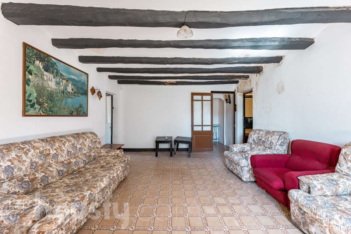 Housfy vende 🏡 amplia MASÍA ubicada en Bellprat, la cual consta de 232m2 útiles (verificados con la Dirección General de Catastro). Construido en el año: 1925. Distribución de estancias -Salón-comedor -4 Dormitorios -2 Baños -Cocina equipada Características específicas -Armario -Trastero -Balcón -Jardín privado -1 Plaza de garaje Zona y entorno Respecto a la ubicación, se sitúa en Bellprat, municipio de Barcelona. Esta propiedad se encuentra cerca de servicios básicos y en una zona rural tranquila de especial belleza. Aviso legal El precio de venta no incluye gastos de la compraventa como notaría, registro, impuestos, ni tampoco honorarios agencia. Esta publicación no es vinculante. Consulta siempre la nota simple con Housfy antes de formalizar la compraventa. Sobre nosotros Housfy es la plataforma integral de servicios inmobiliarios. Nuestra combinación de expertos y tecnología pone al alcance de todo el mundo servicios cómodos, claros y seguros. AICAT número: 7922. Nos encargamos de la gestión y asesoramiento de la compra. ¡Olvídate de todo! Hacemos los trámites por ti. Y, si además necesitas financiación, ponemos a tu disposición un bróker hipotecario para ayudarte a conseguir las mejores condiciones para tu perfil económico. ¿Quieres visitarla? Contacta con Housfy y agenda tu visita sin compromiso. Más información en: housfy.com En cumplimiento de la Ley 8/2026 en Cataluña, el certificado de presencia o ausencia de amianto se encuentra en proceso de tramitación.-4